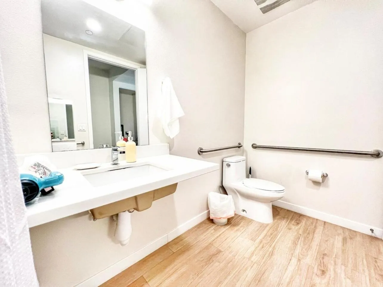 The Leo - One Bedroom Apartment W Private Balcony