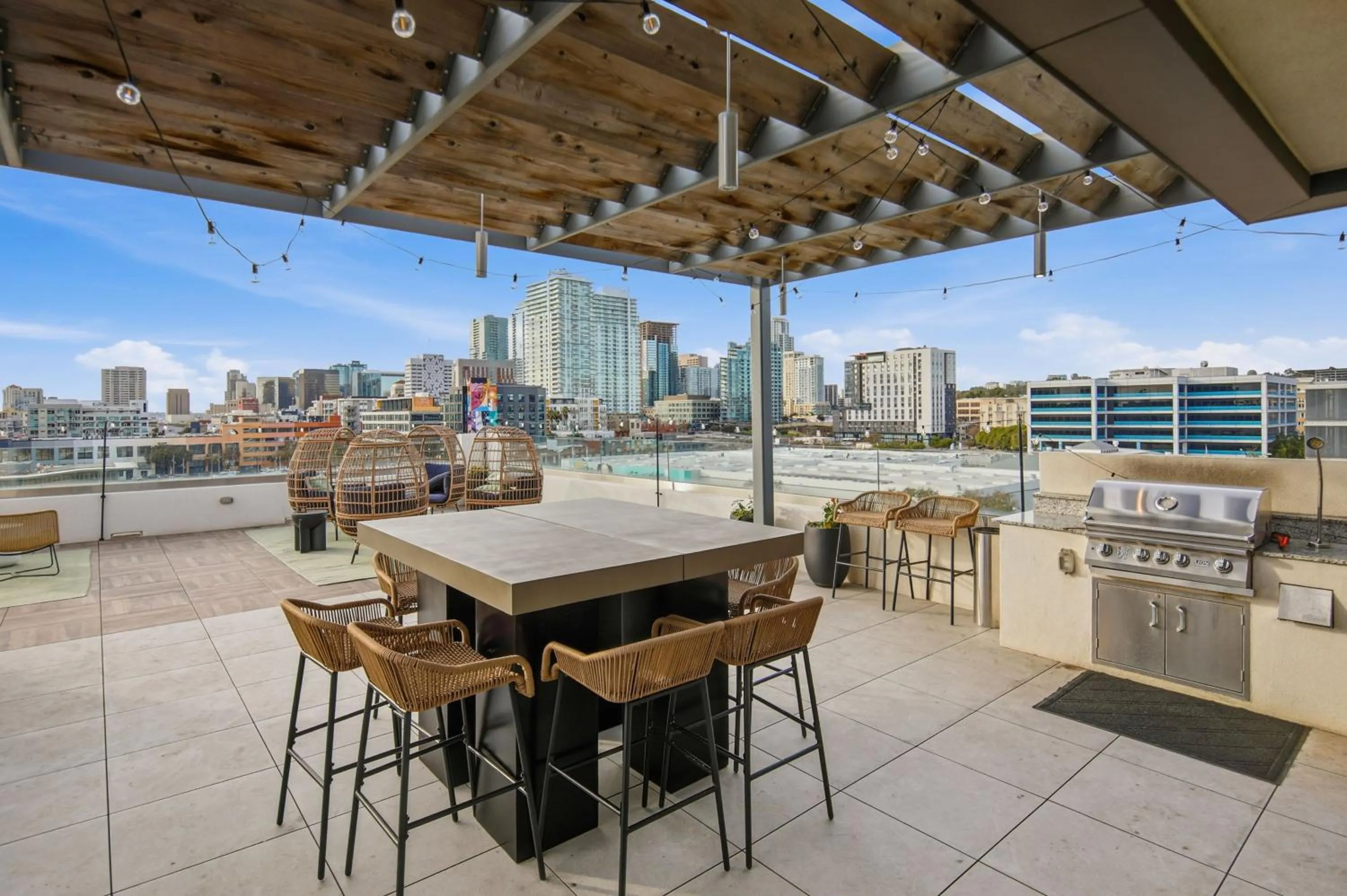 The Leo - One Bedroom Apartment W Private Balcony