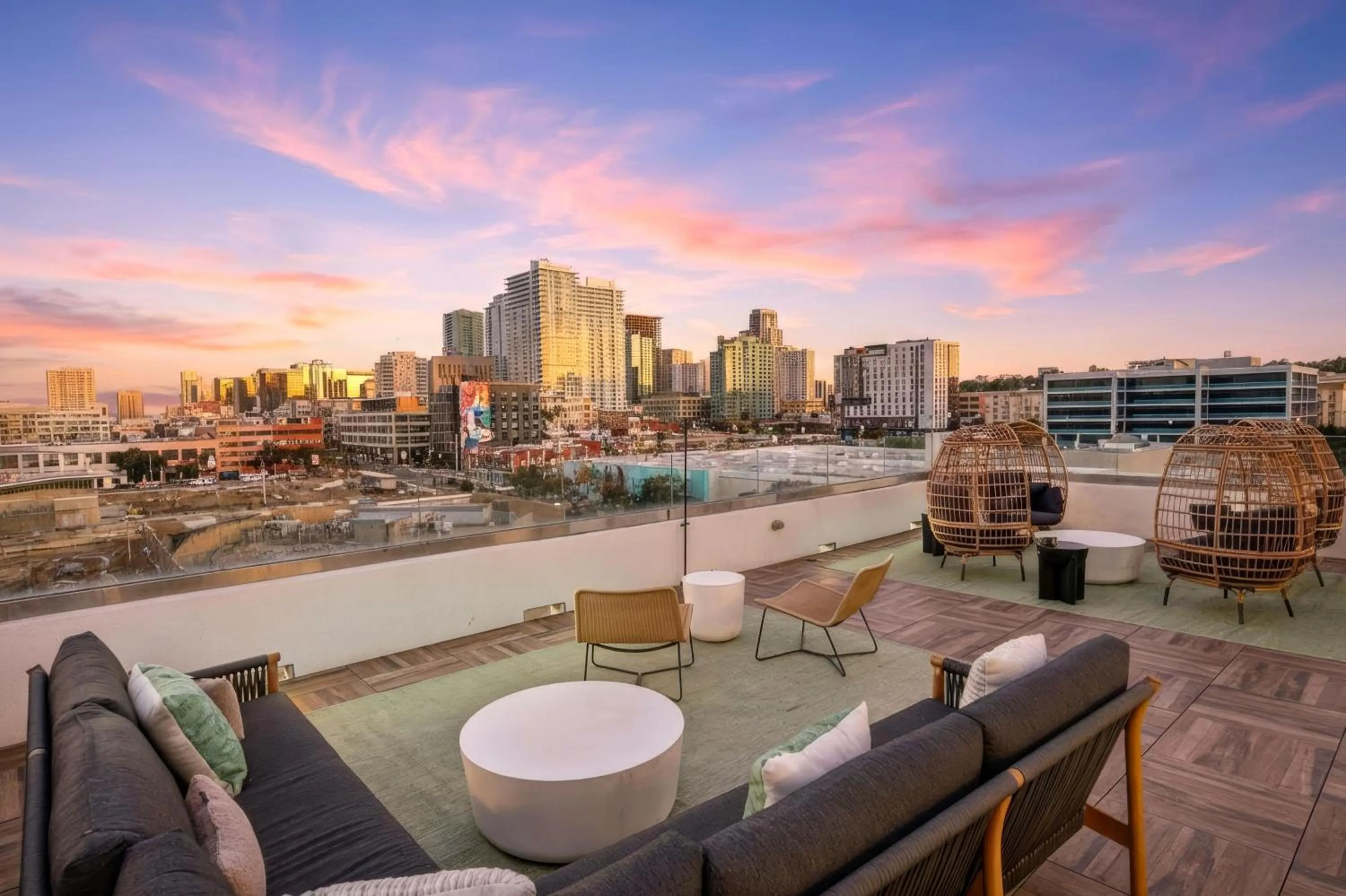 The Leo - One Bedroom Apartment W Private Balcony