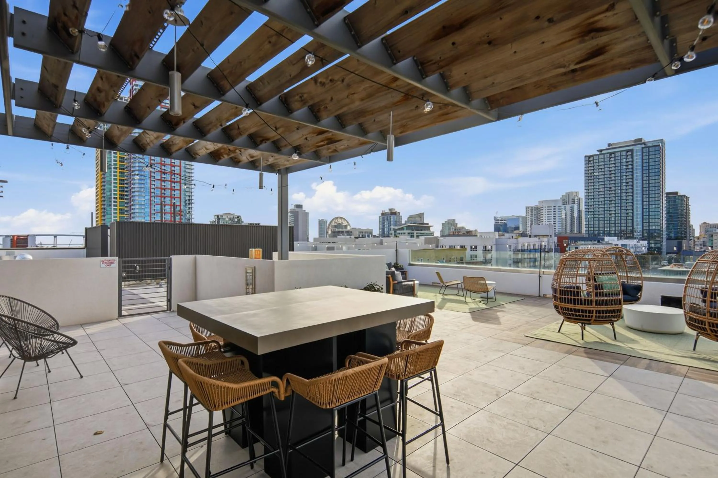 The Leo - One Bedroom Apartment W Private Balcony