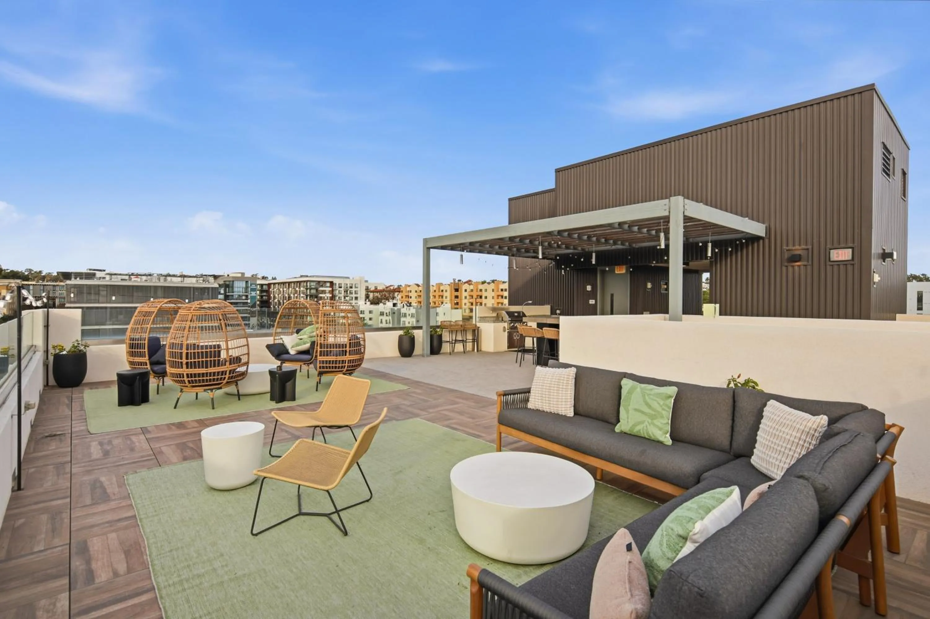 The Leo - One Bedroom Apartment W Private Balcony