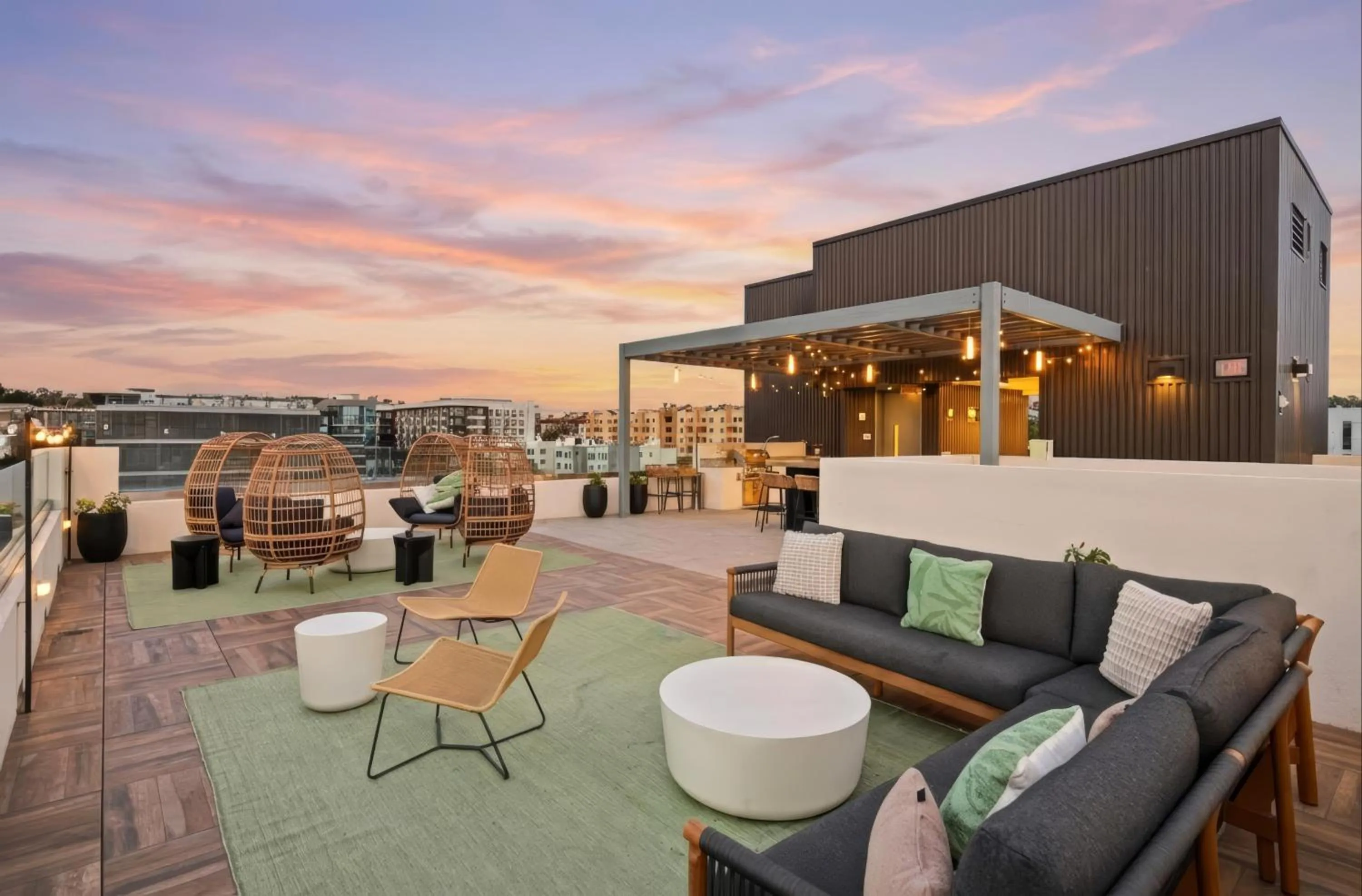 The Leo - One Bedroom Apartment W Private Balcony