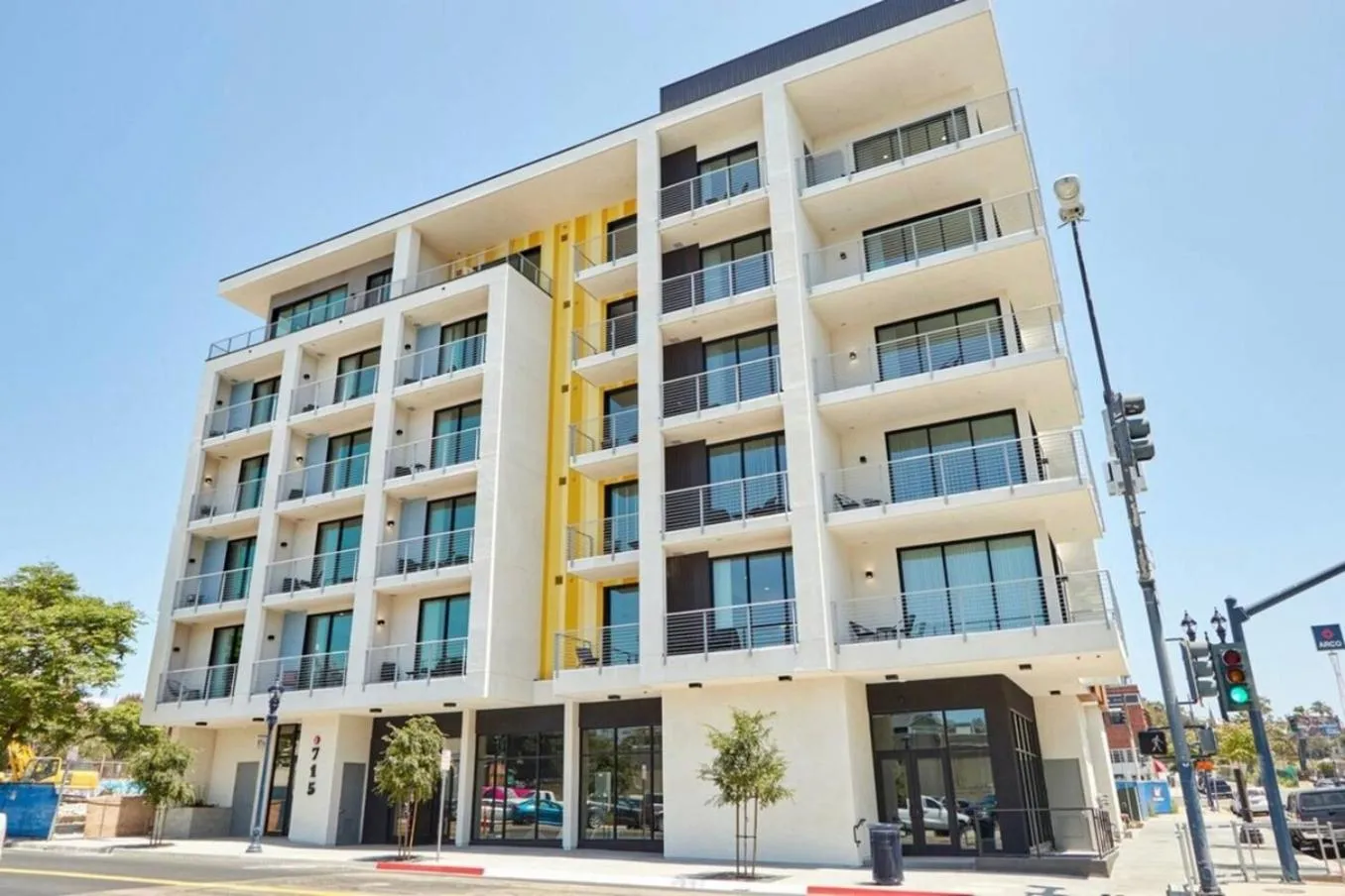 One Bedroom Apartment Wbalcony And City Views!