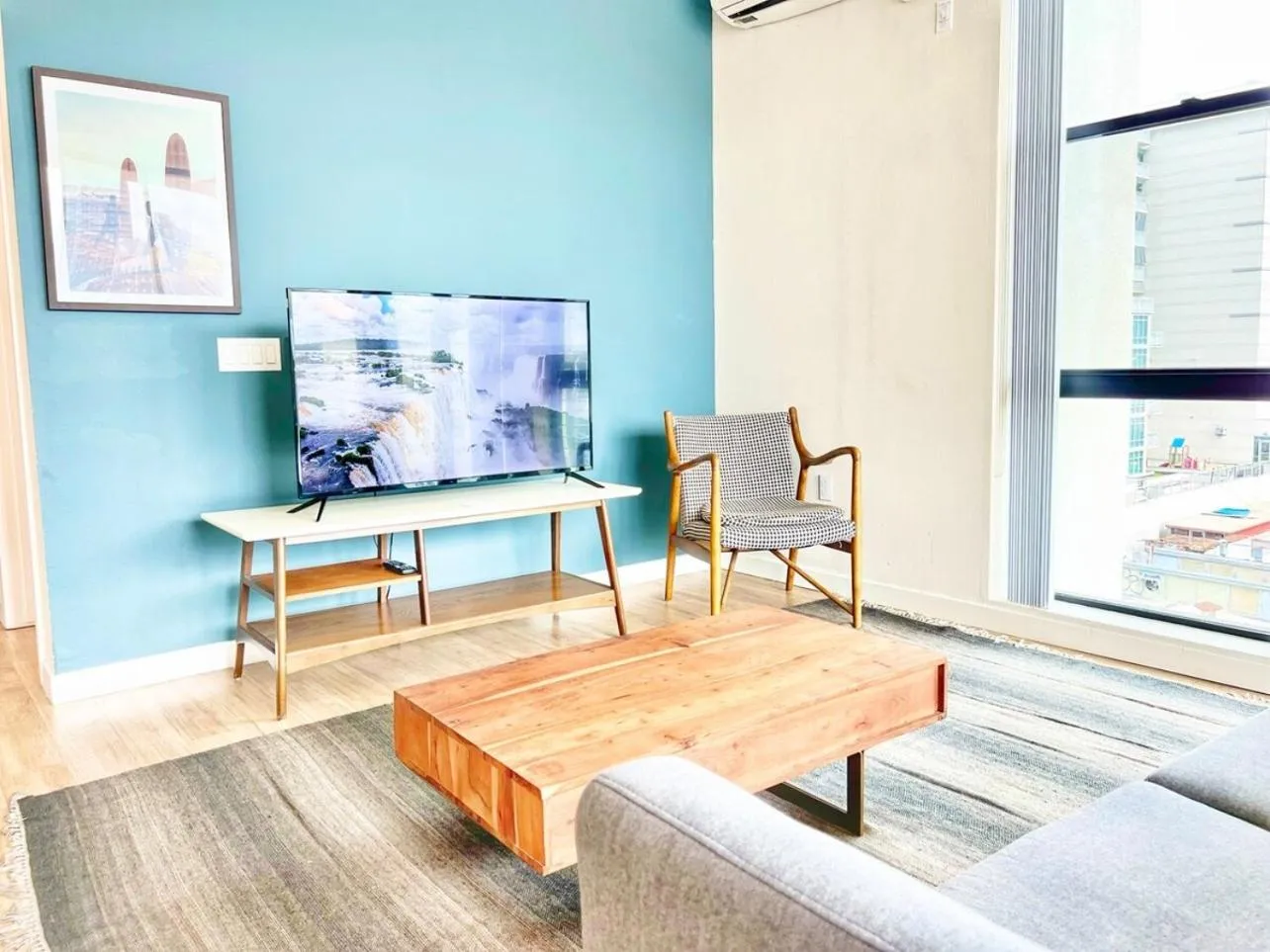 One Bedroom Apartment Wbalcony And City Views!