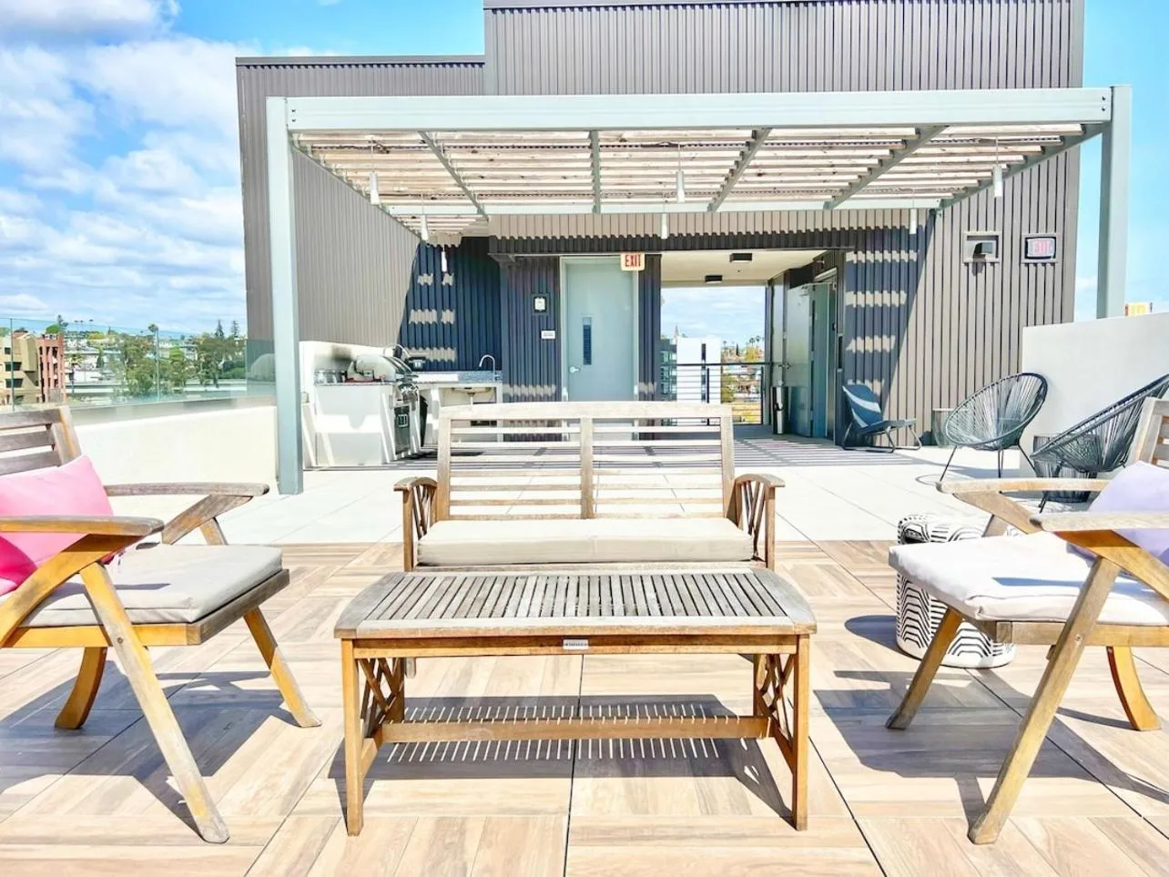 Beautiful One Bedroom Apartment With View Of City