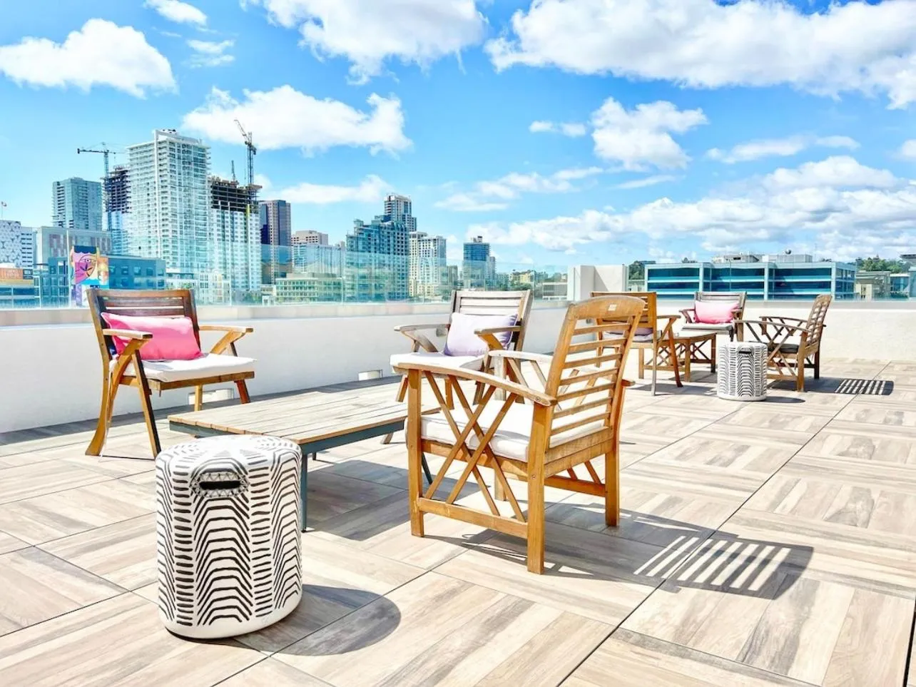 Beautiful One Bedroom Apartment With View Of City