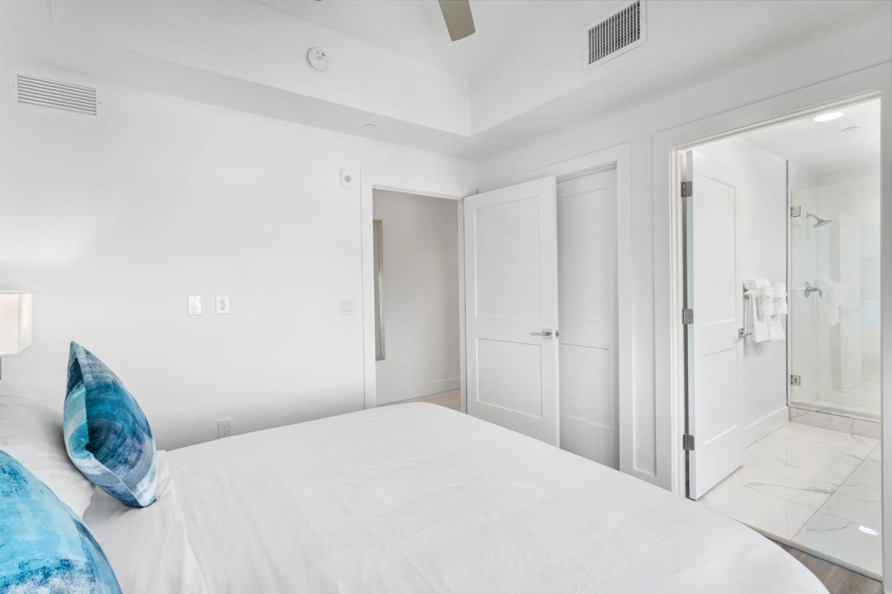 Bathroom, Bed in Ocean Club Treasure Island Hotel