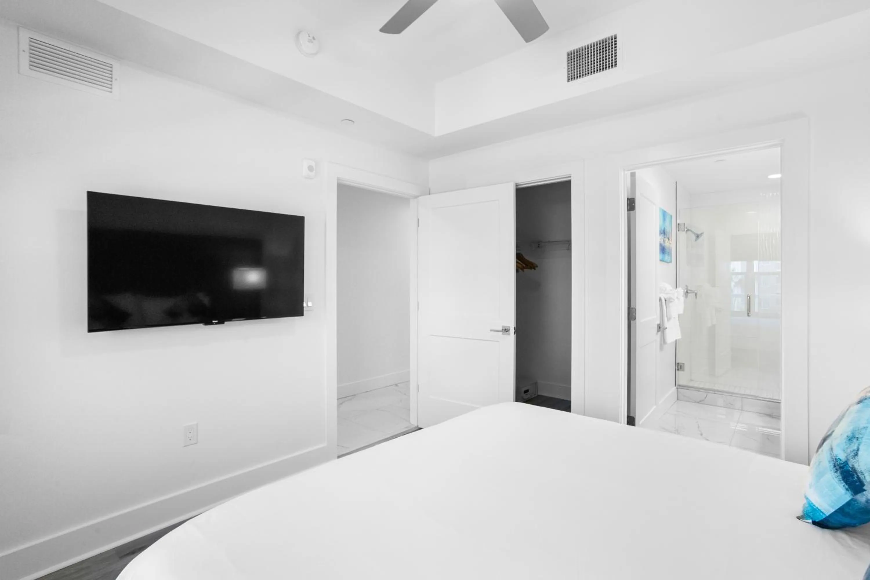 Photo of the whole room, Bed in Ocean Club Treasure Island Hotel