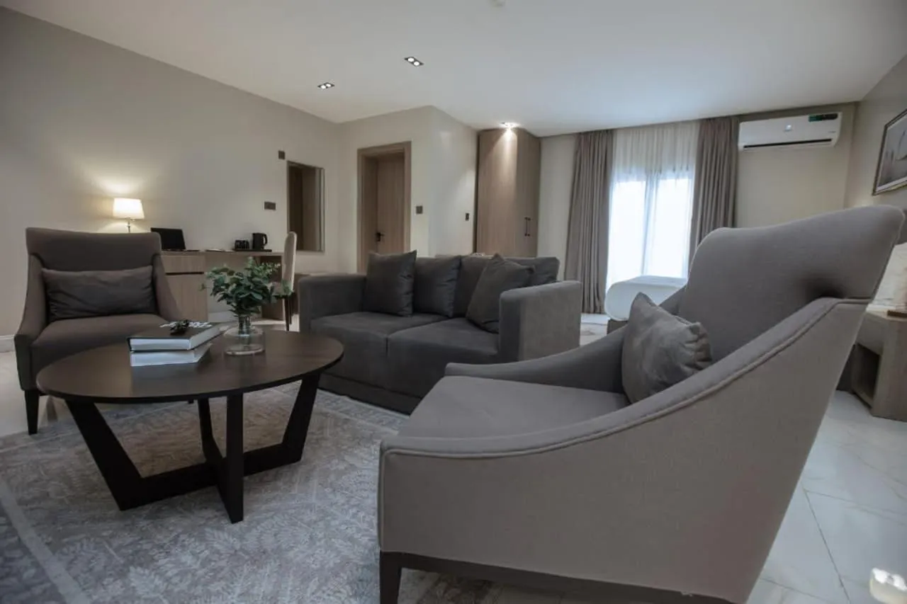 Knightsbridge Hotel & Suites