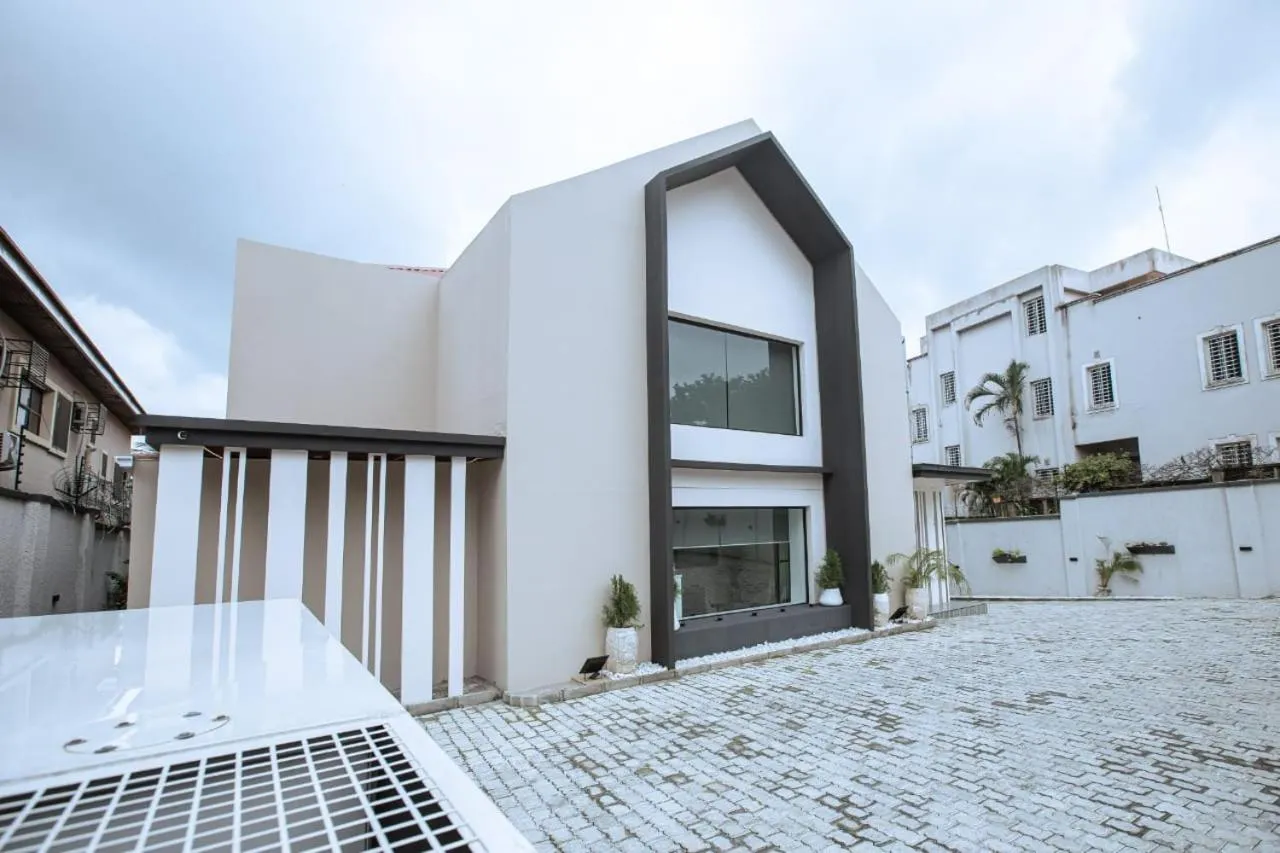 Knightsbridge Hotel & Suites