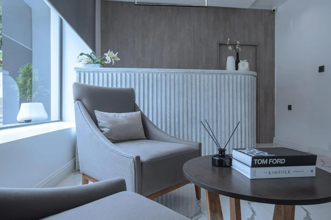 Knightsbridge Hotel & Suites