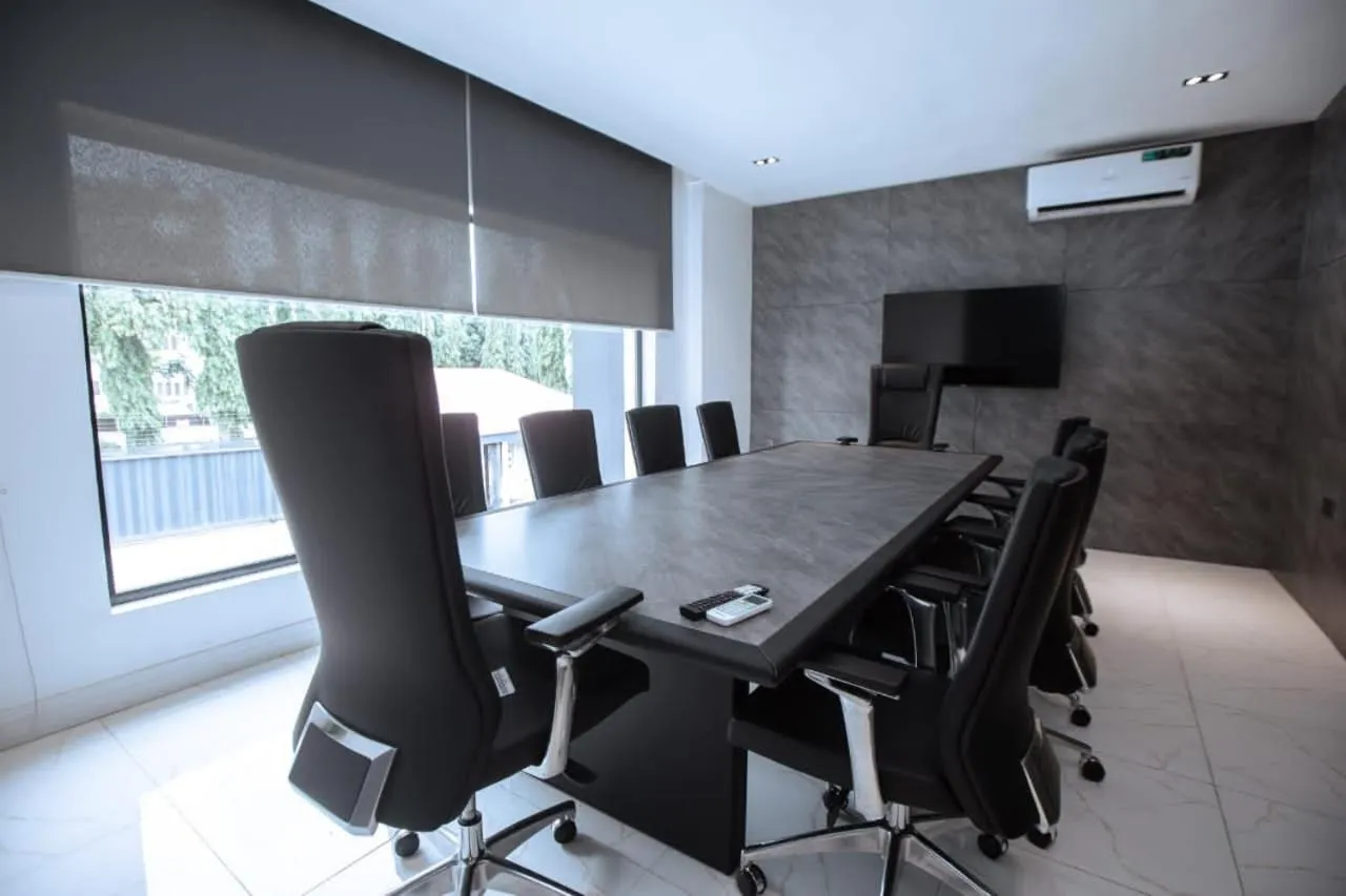 Knightsbridge Hotel & Suites