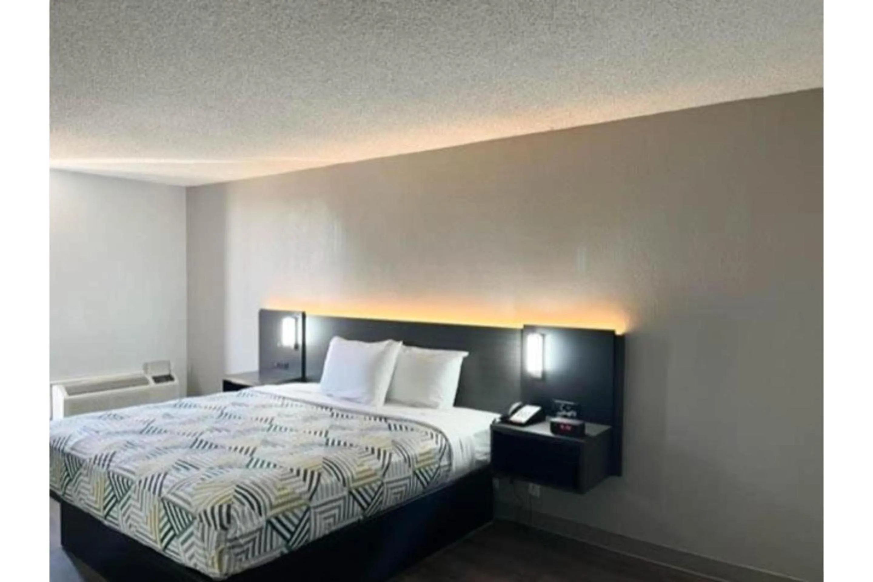 Bedroom, Bed in Studio 6 Pecos TX