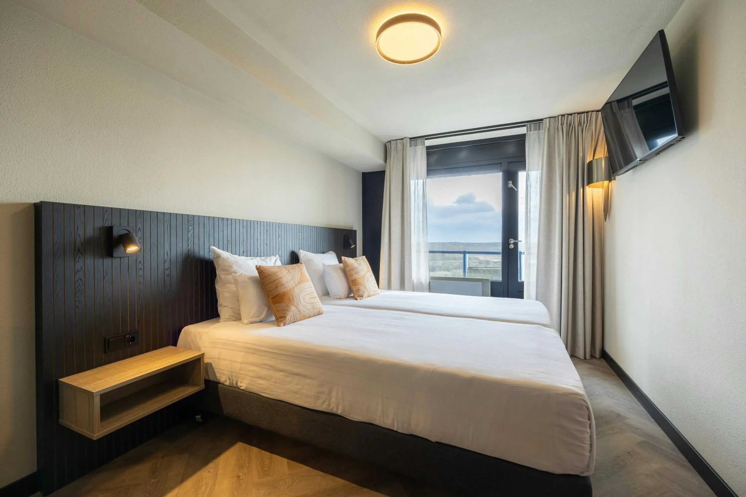 Photo of the whole room, Bed in Leonardo Hotel IJmuiden Seaport Beach
