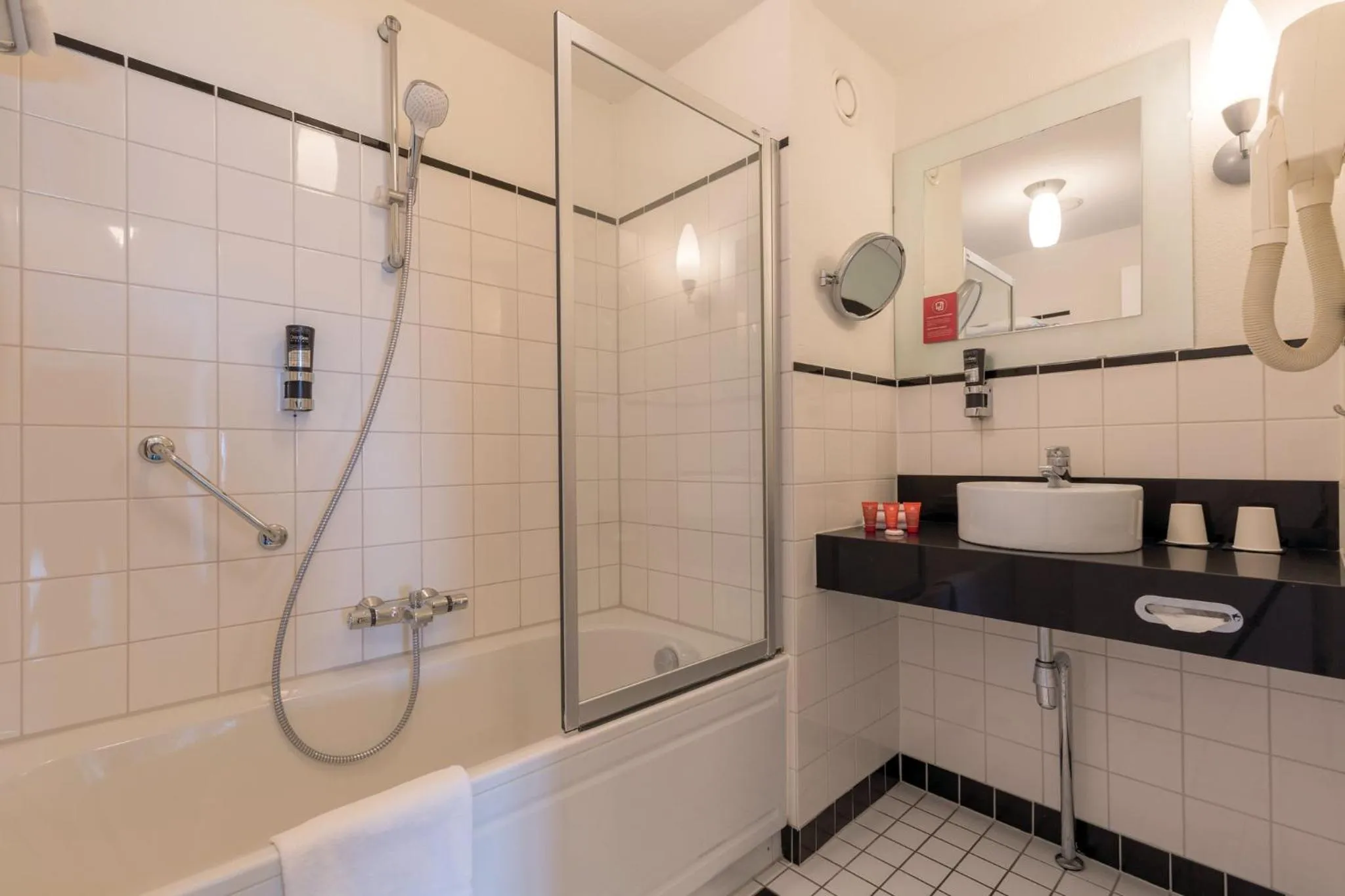 Bathroom in Leonardo Hotel IJmuiden Seaport Beach