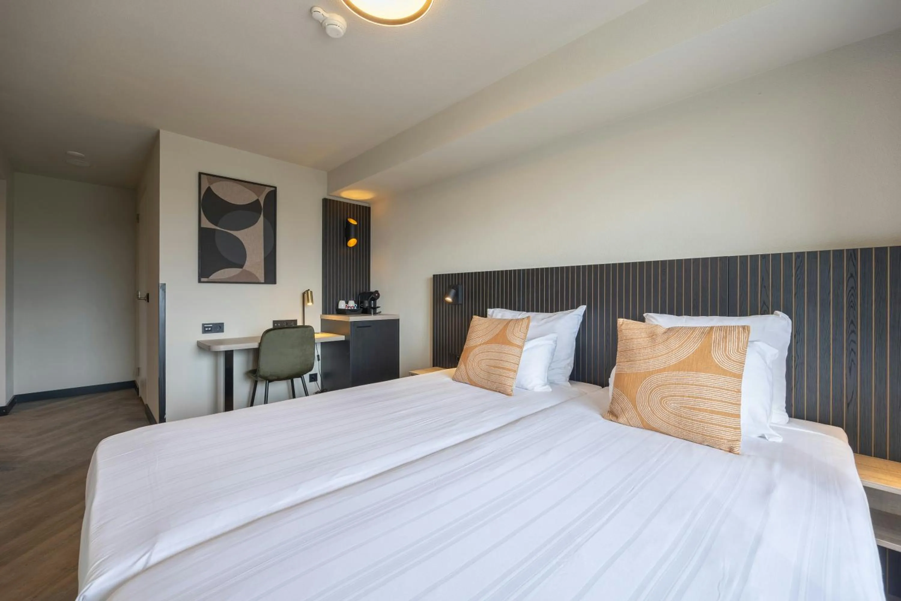 Photo of the whole room, Bed in Leonardo Hotel IJmuiden Seaport Beach