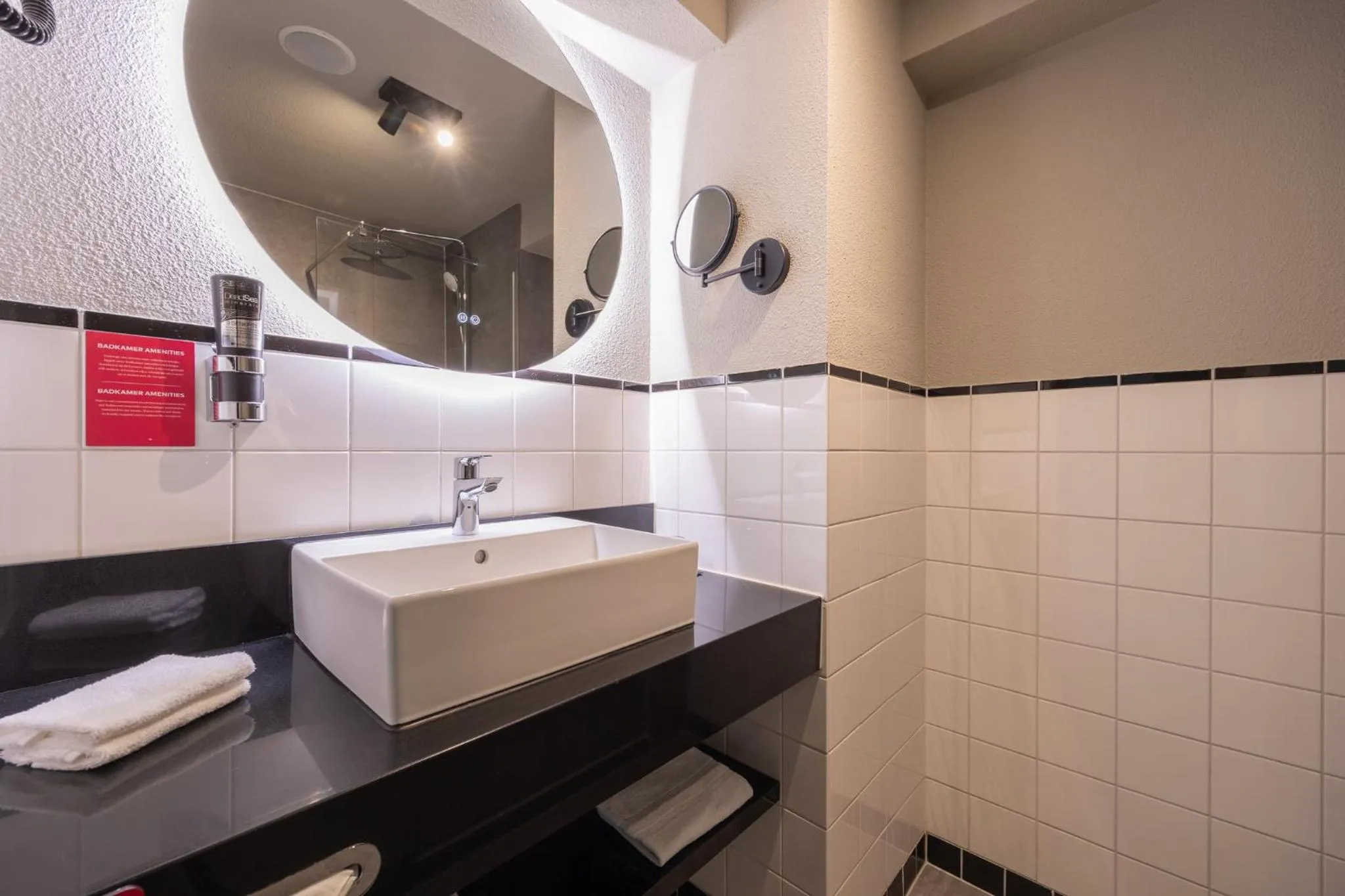 Bathroom in Leonardo Hotel IJmuiden Seaport Beach