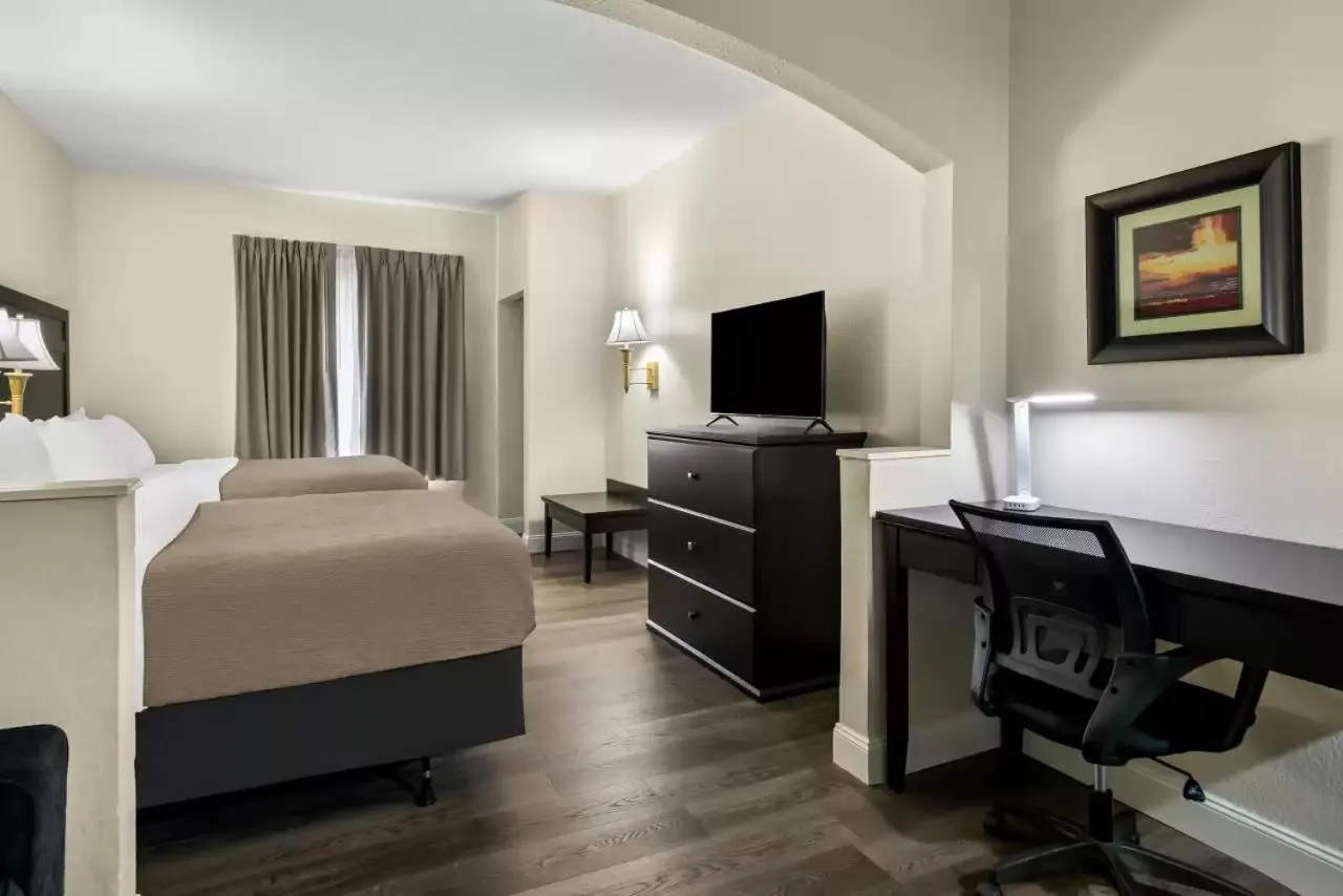 Bed in Quality Inn and Suites Lafayette