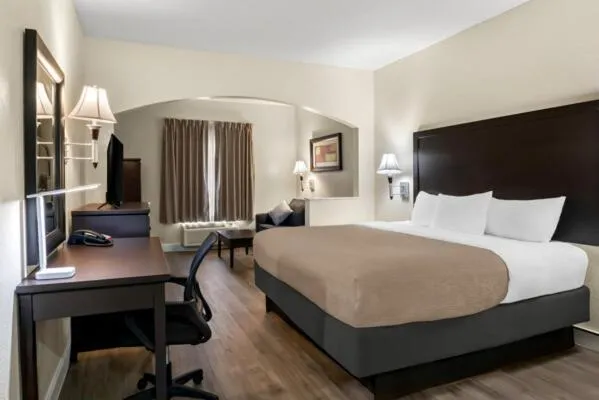 Photo of the whole room, Bed in Quality Inn and Suites Lafayette