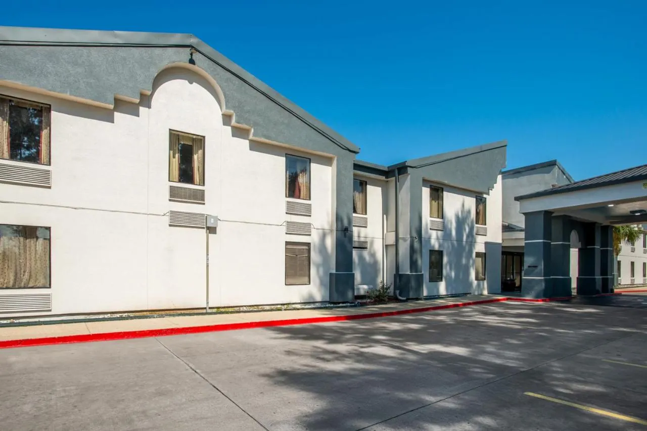 Property building in Quality Inn and Suites Lafayette