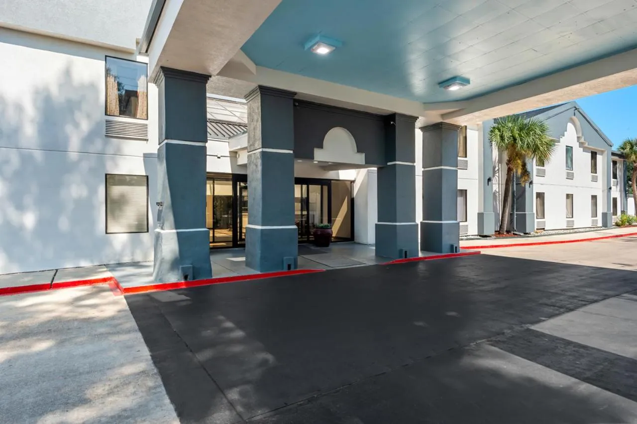 Property building in Quality Inn and Suites Lafayette