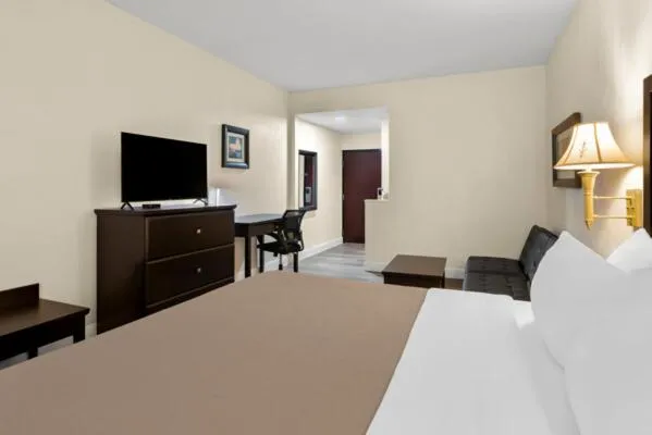 Bed in Quality Inn and Suites Lafayette