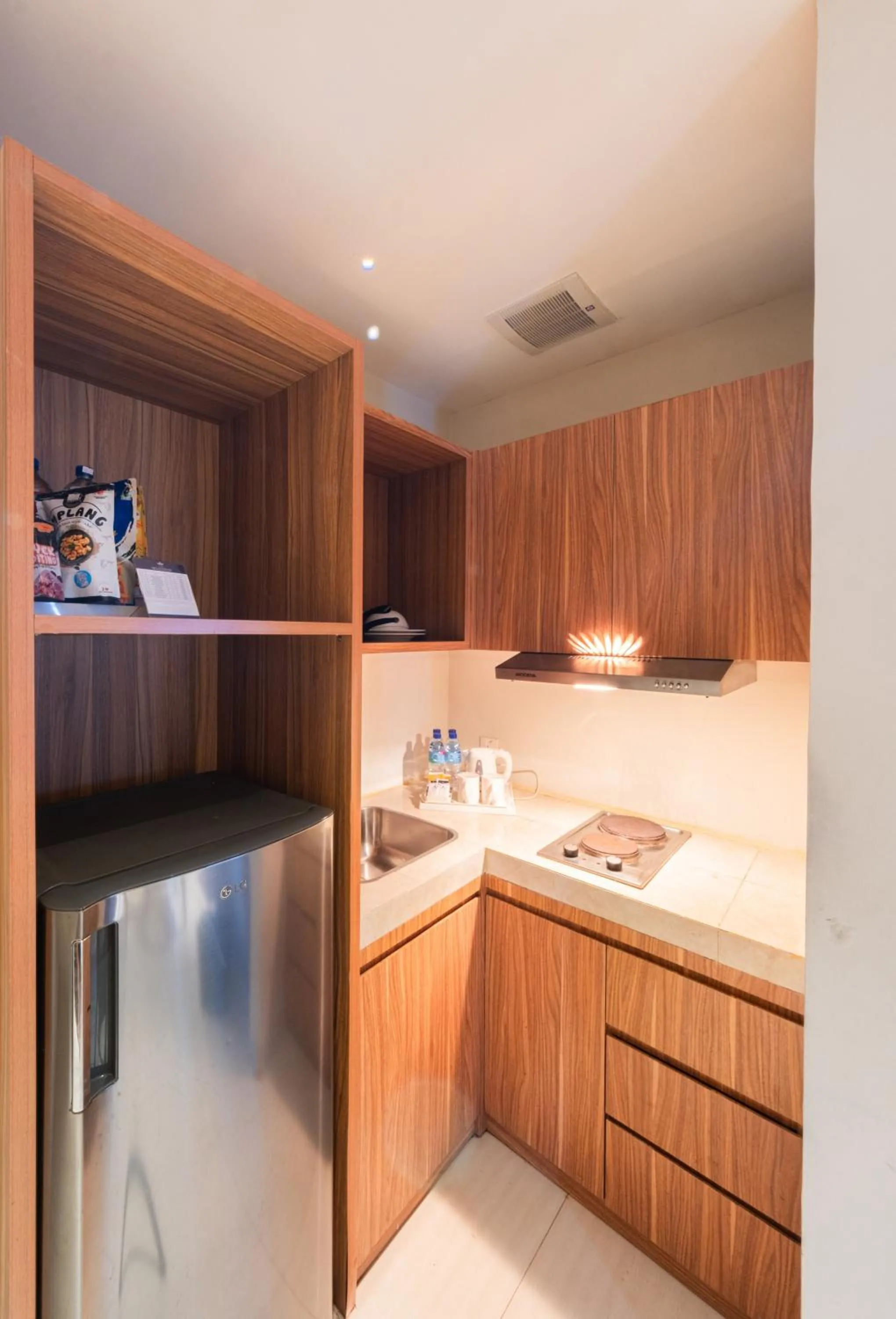 Kitchen or kitchenette in Astara Hotel Balikpapan
