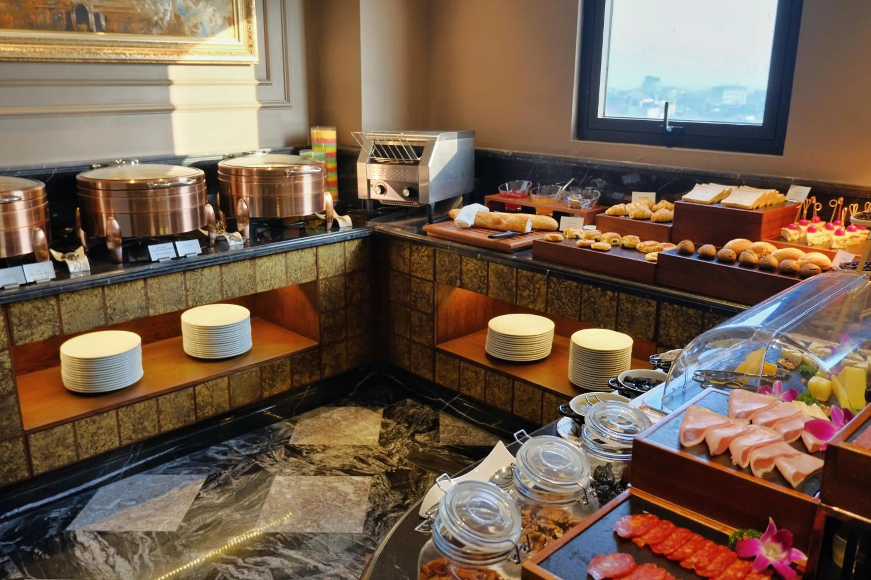 Restaurant/places to eat in Le Chanvre Hanoi Hotel & Spa