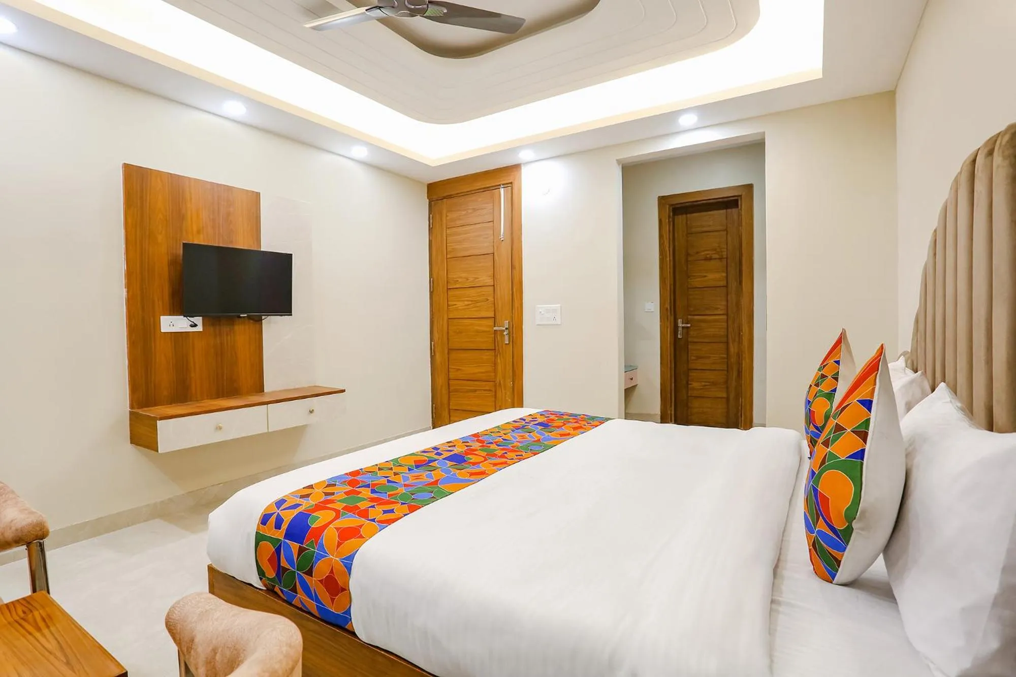 TV and multimedia, Bed in FabHotel Raahi Retreat - Nr Star Mall & 32nd Avenue