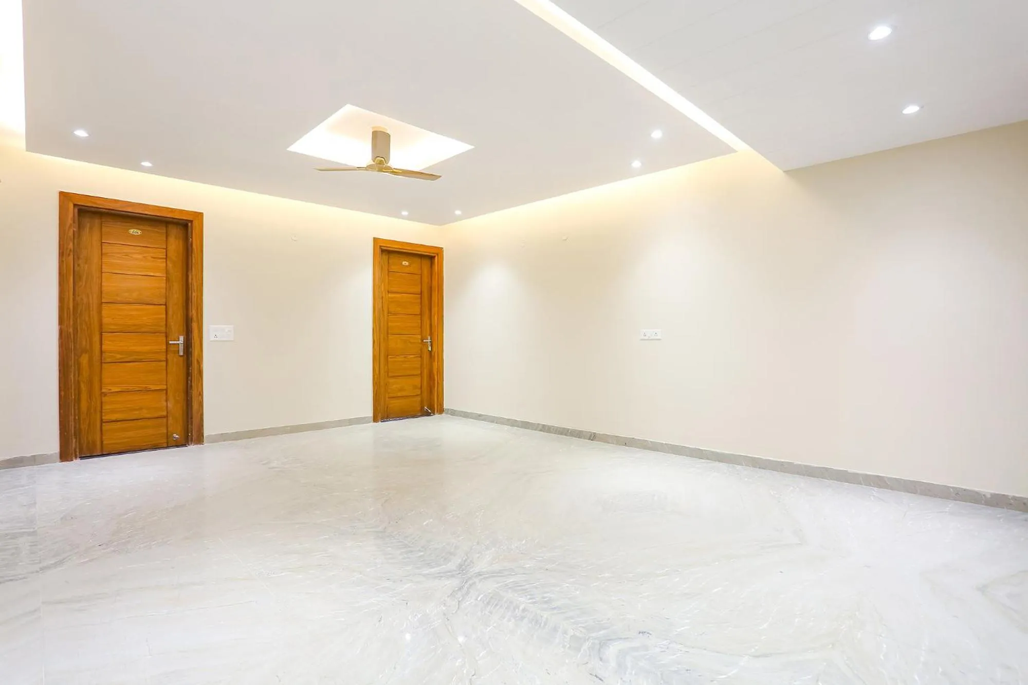 Lobby or reception in FabHotel Raahi Retreat - Nr Star Mall & 32nd Avenue