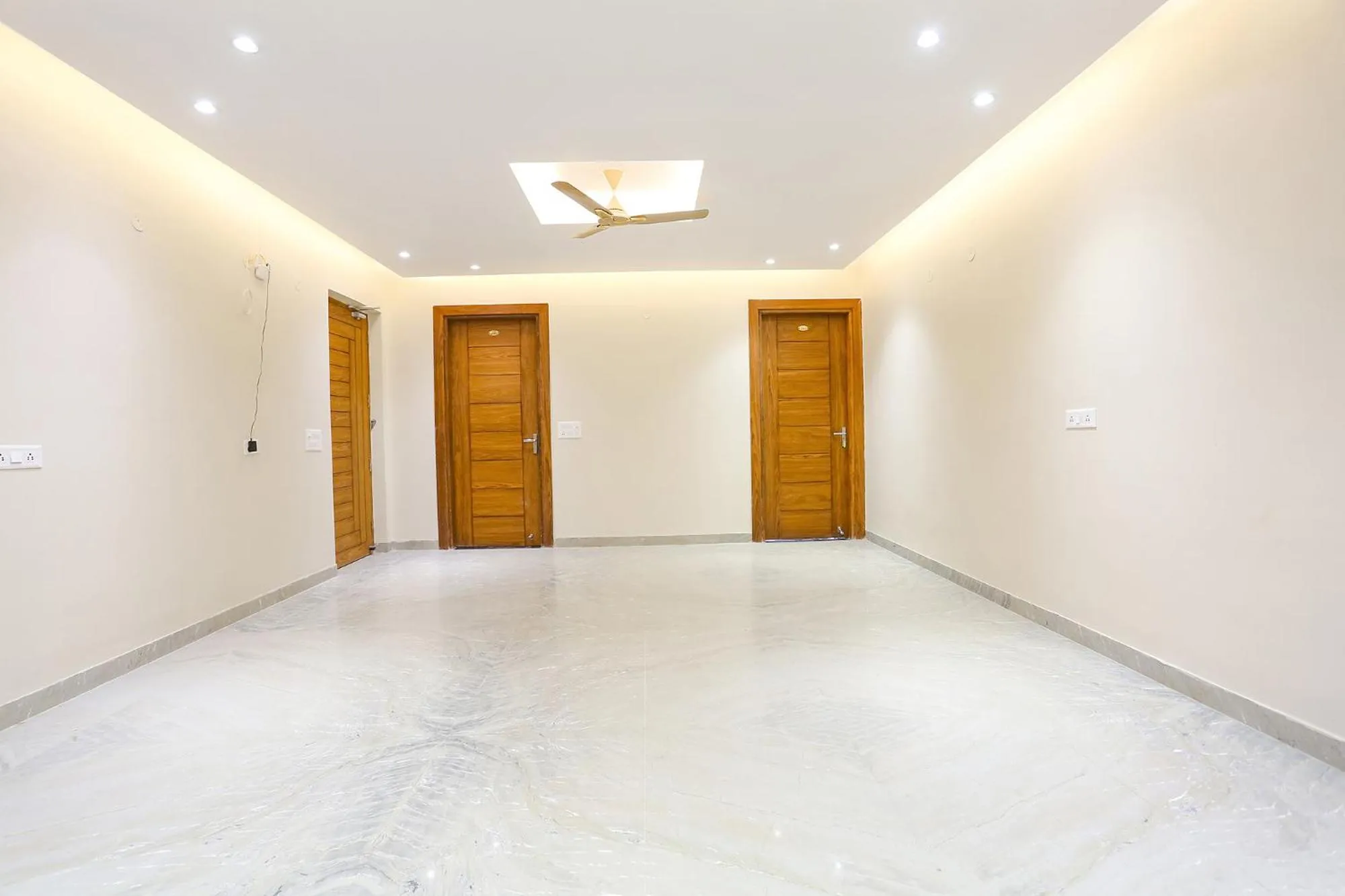 Lobby or reception in FabHotel Raahi Retreat - Nr Star Mall & 32nd Avenue