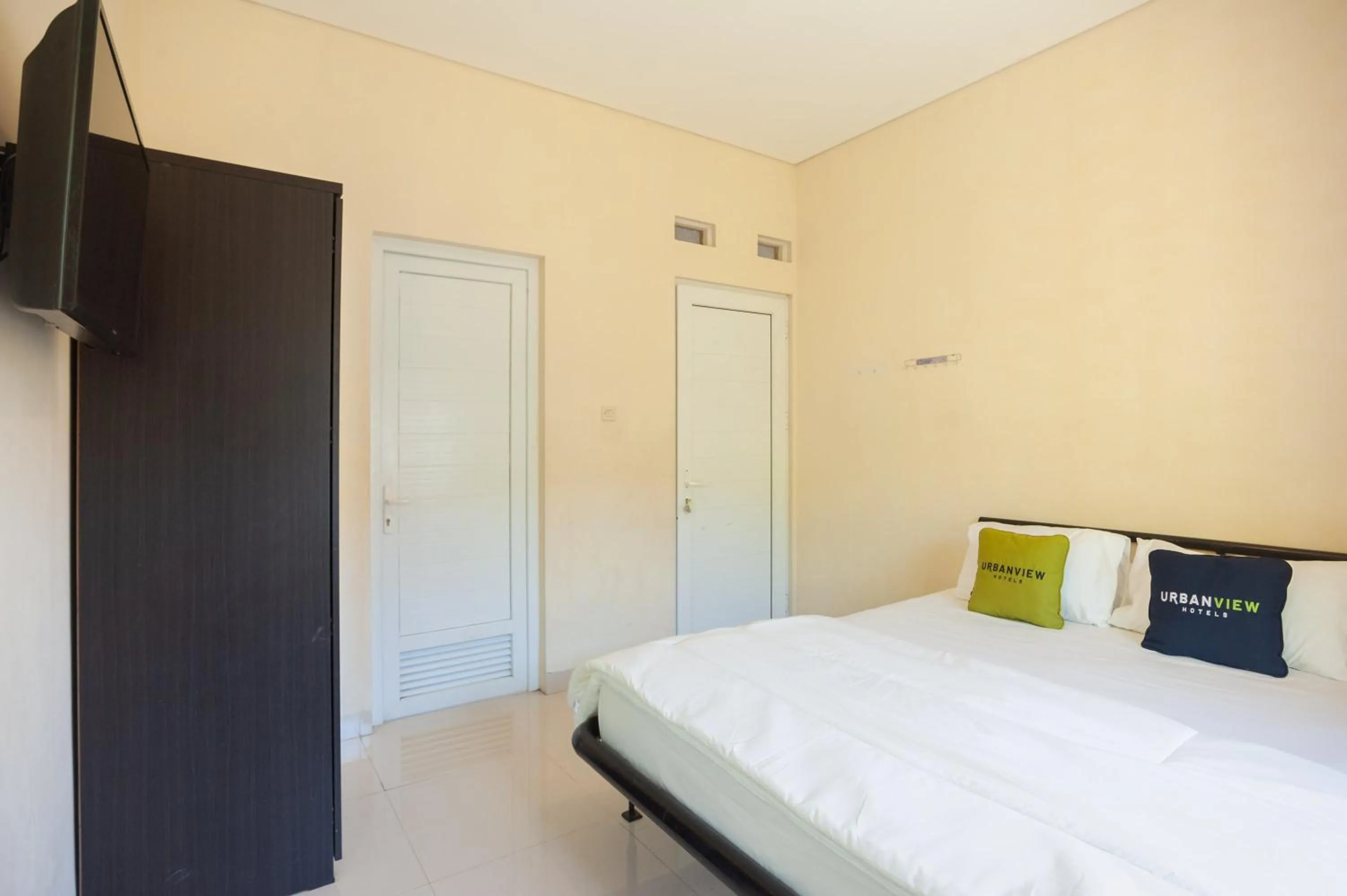 Bedroom, Bed in Urbanview Resort Adang Zecky Cisarua Puncak by RedDoorz