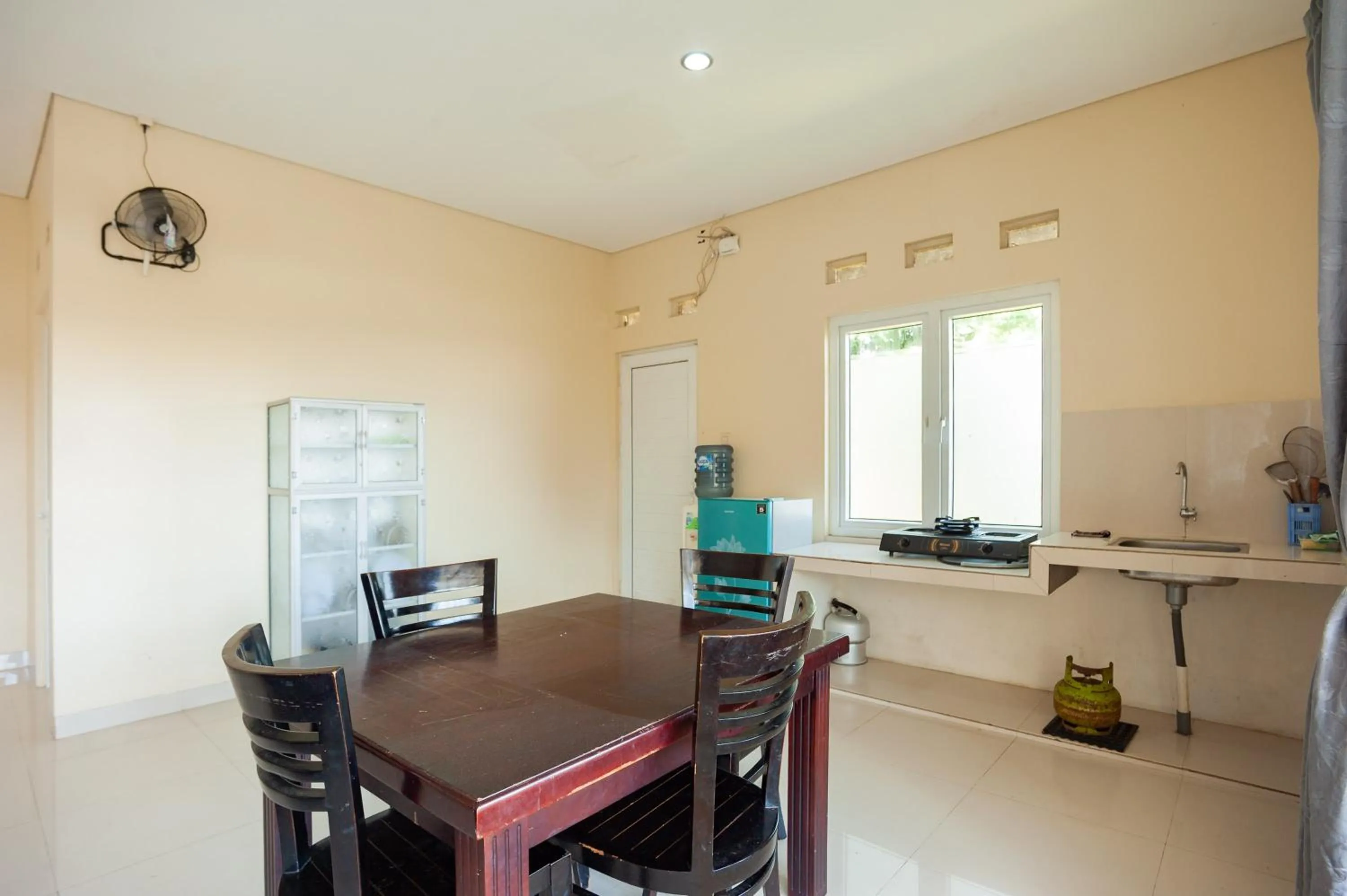 Dining area in Urbanview Resort Adang Zecky Cisarua Puncak by RedDoorz