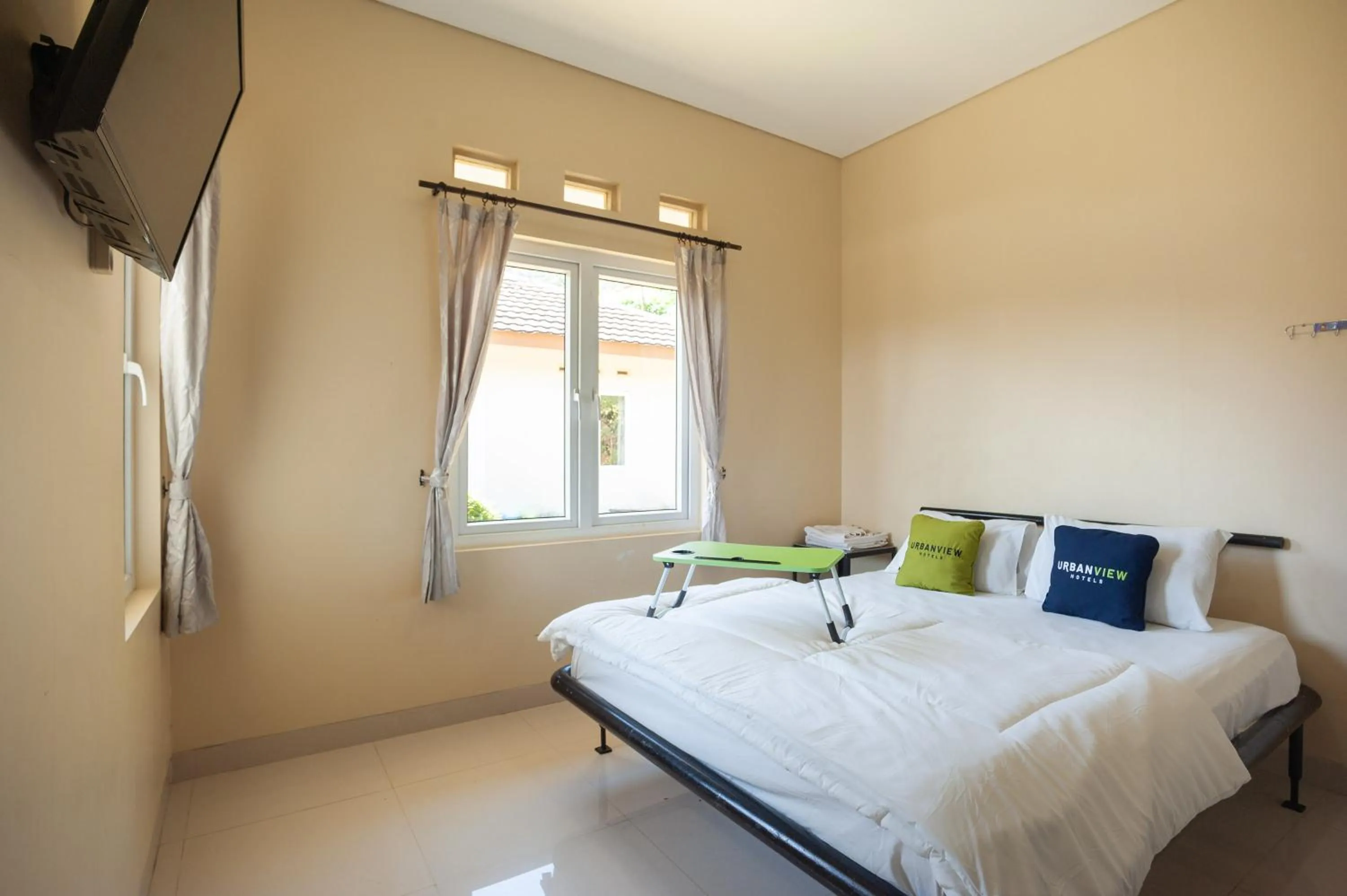 Bedroom, Bed in Urbanview Resort Adang Zecky Cisarua Puncak by RedDoorz