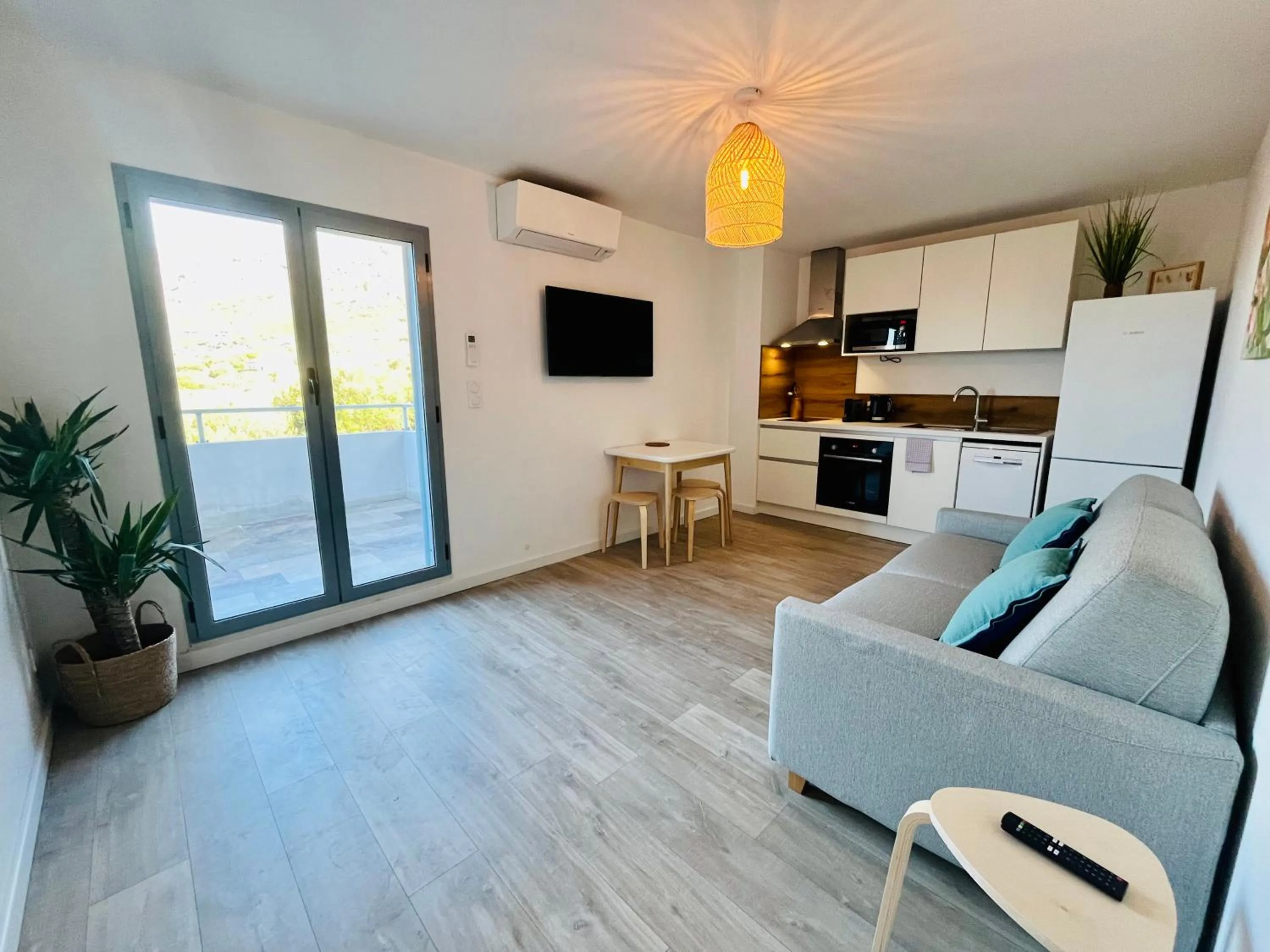 TV and multimedia in Hôtel Résidence CAPENSE