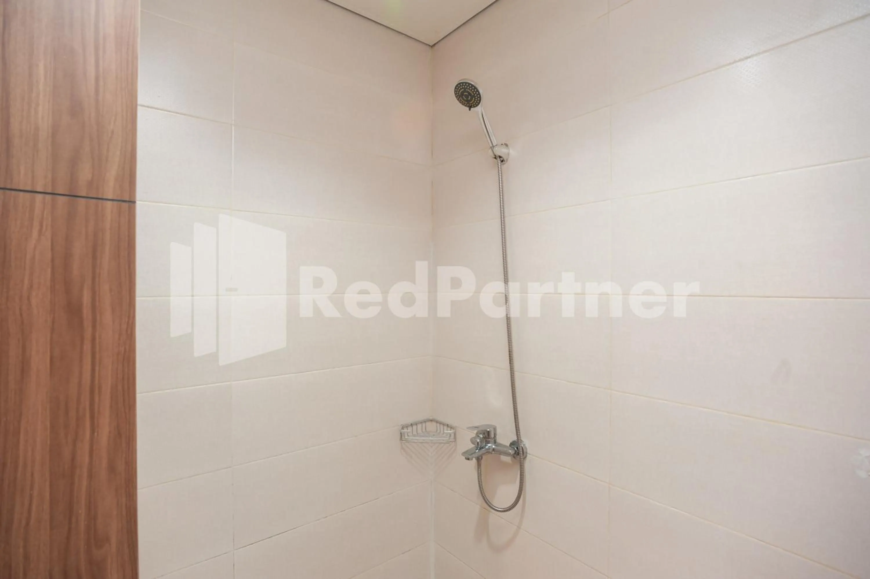Shower in Urbanview Syariah Caseira Citra Raya
