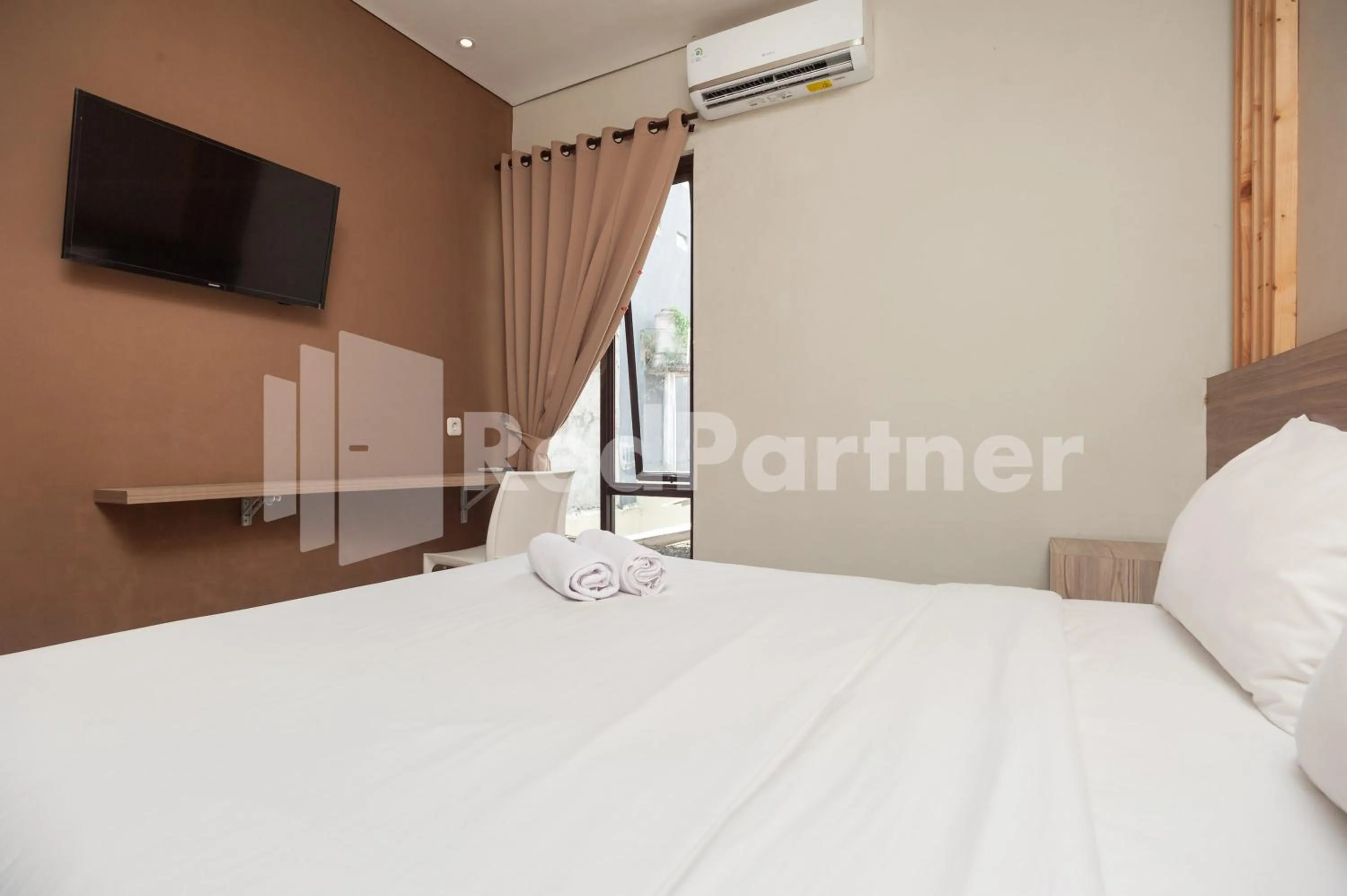 Bedroom, Bed in Urbanview Syariah Caseira Citra Raya