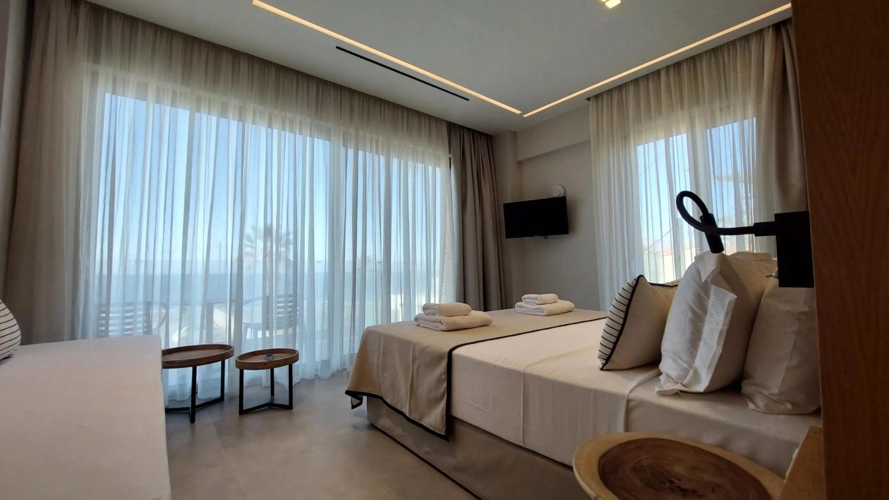 Photo of the whole room, Bed in Niriides Palace