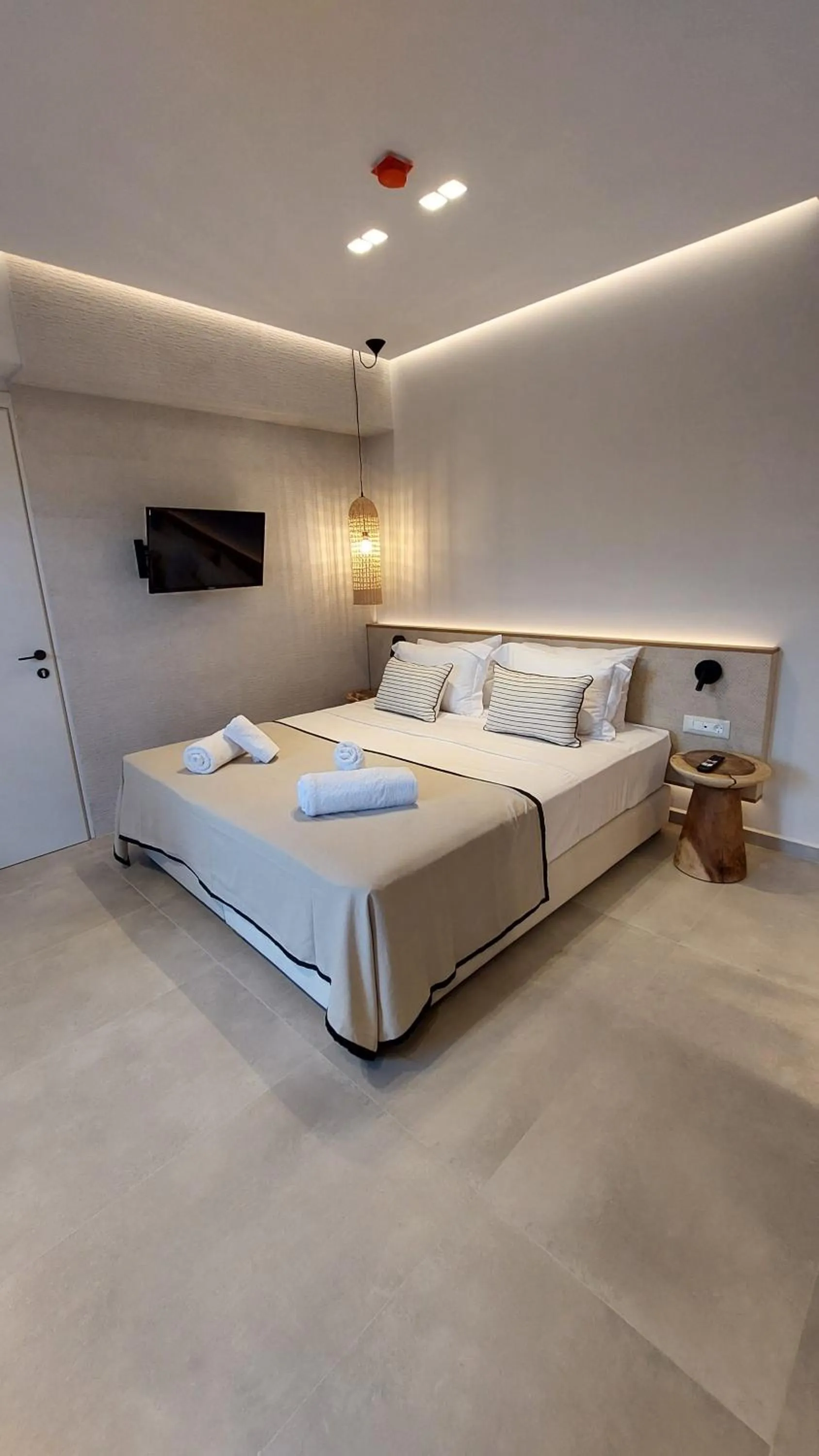 Photo of the whole room, Bed in Niriides Palace