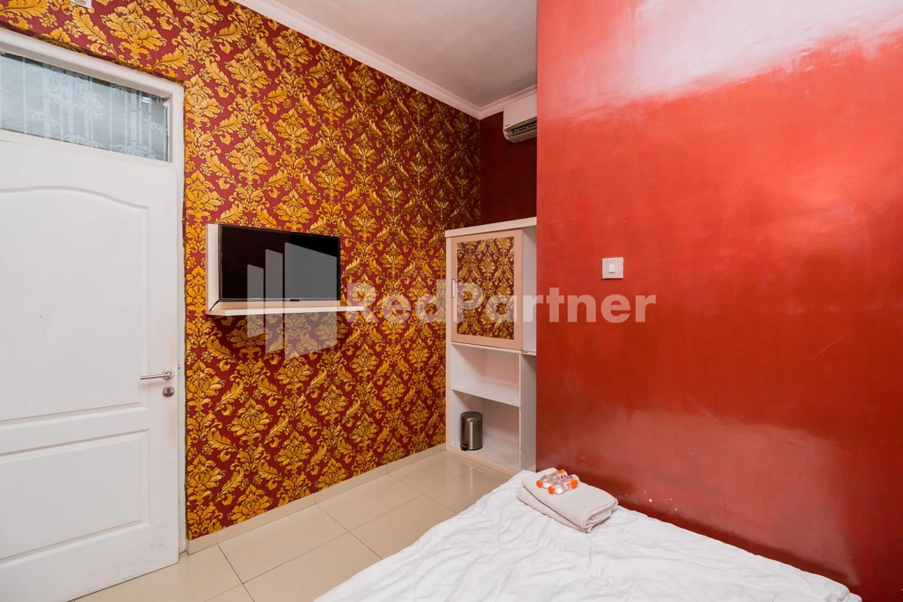 Bed in Omah Kalimosodo Mitra RedDoorz near Stasiun Malang Kota Baru