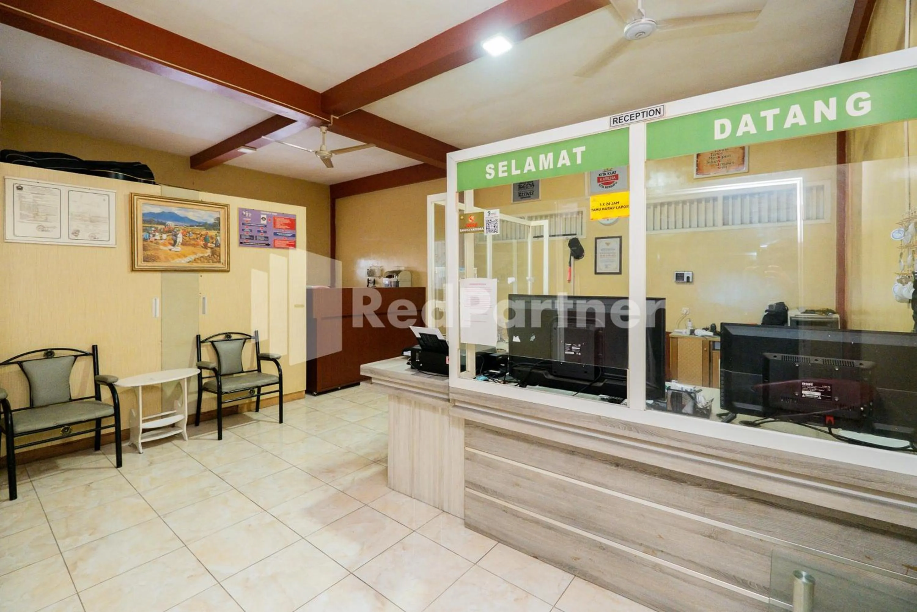 Lobby or reception in Omah Kalimosodo Mitra RedDoorz near Stasiun Malang Kota Baru