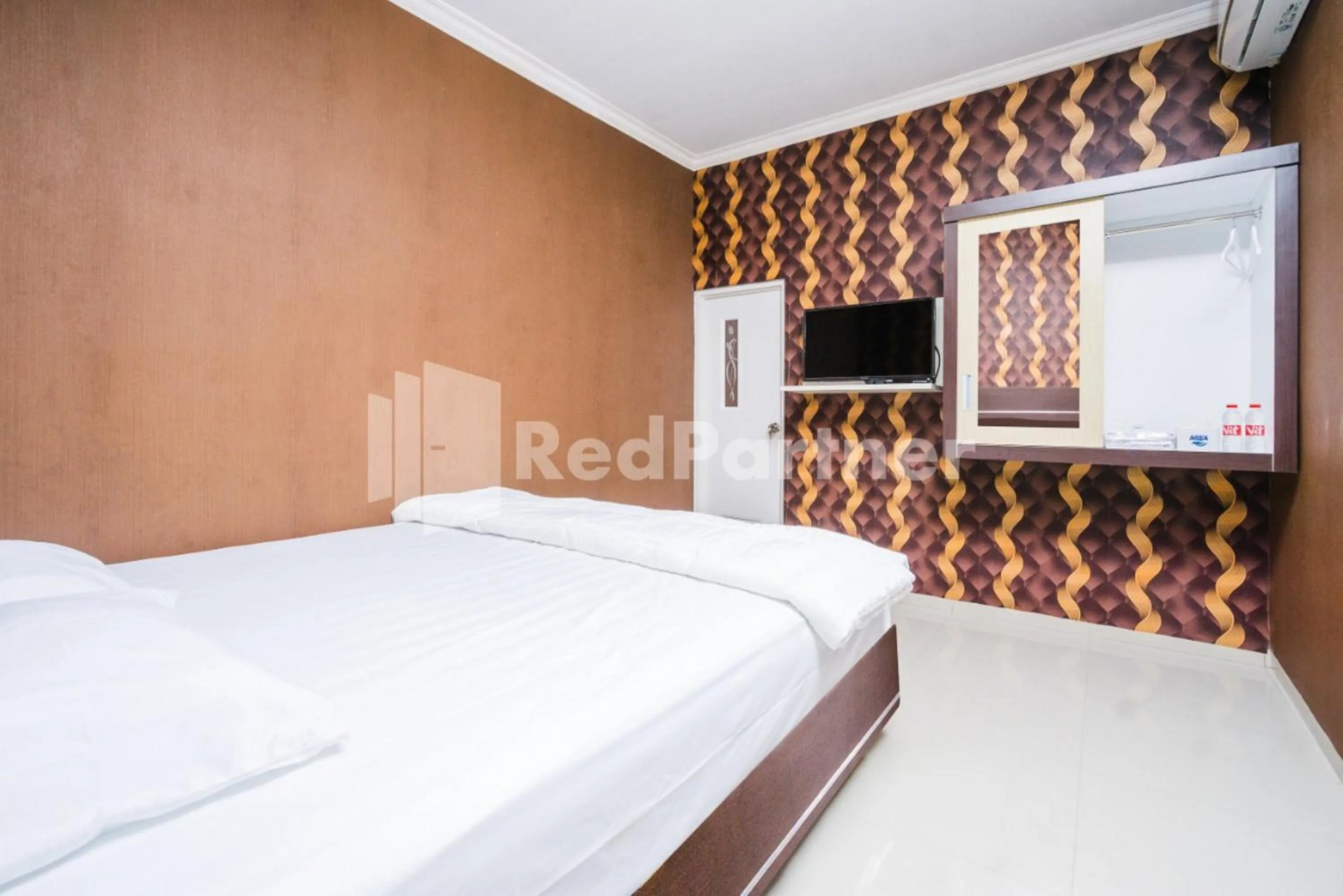 Bed in Omah Kalimosodo Mitra RedDoorz near Stasiun Malang Kota Baru