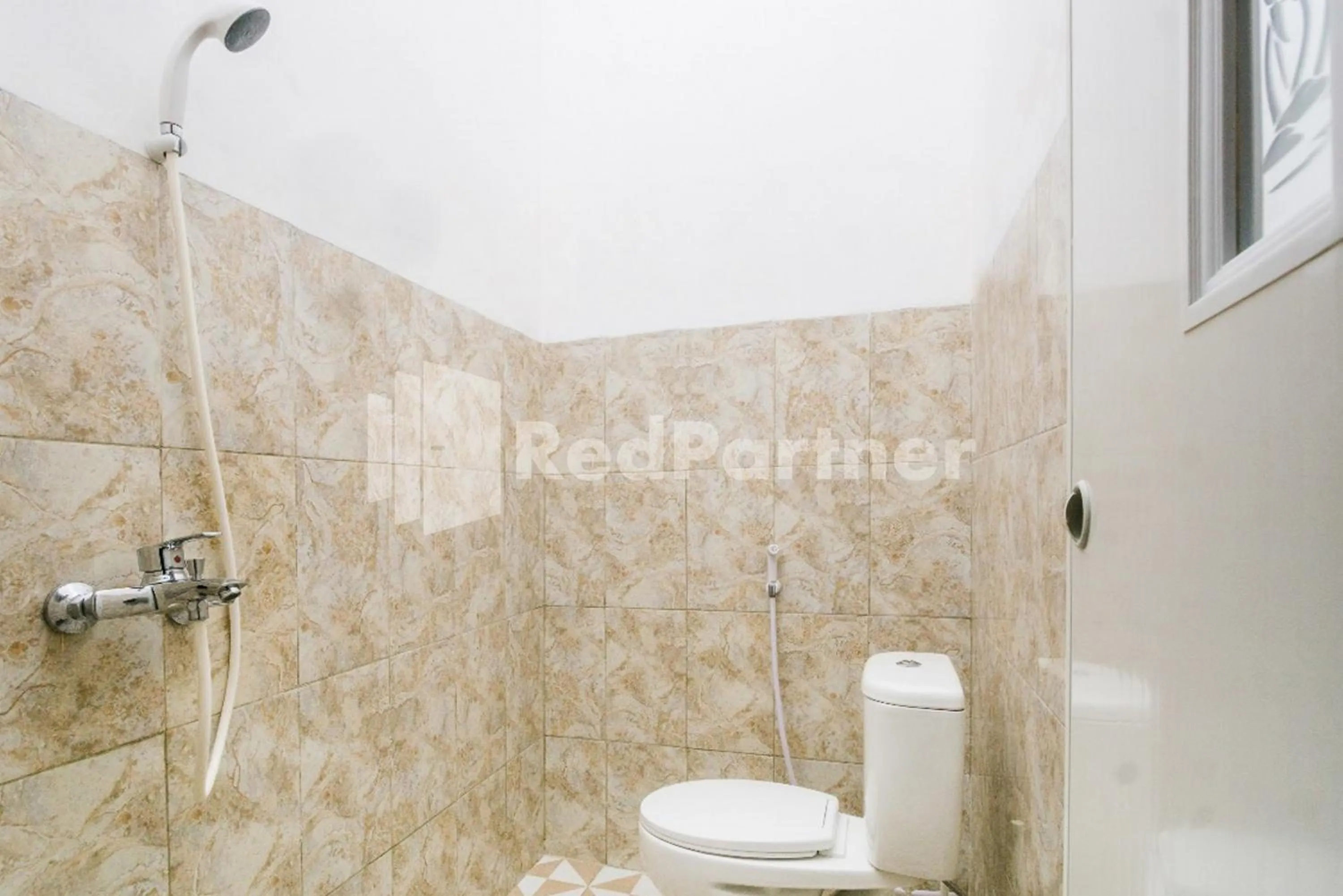 Shower in Omah Kalimosodo Mitra RedDoorz near Stasiun Malang Kota Baru
