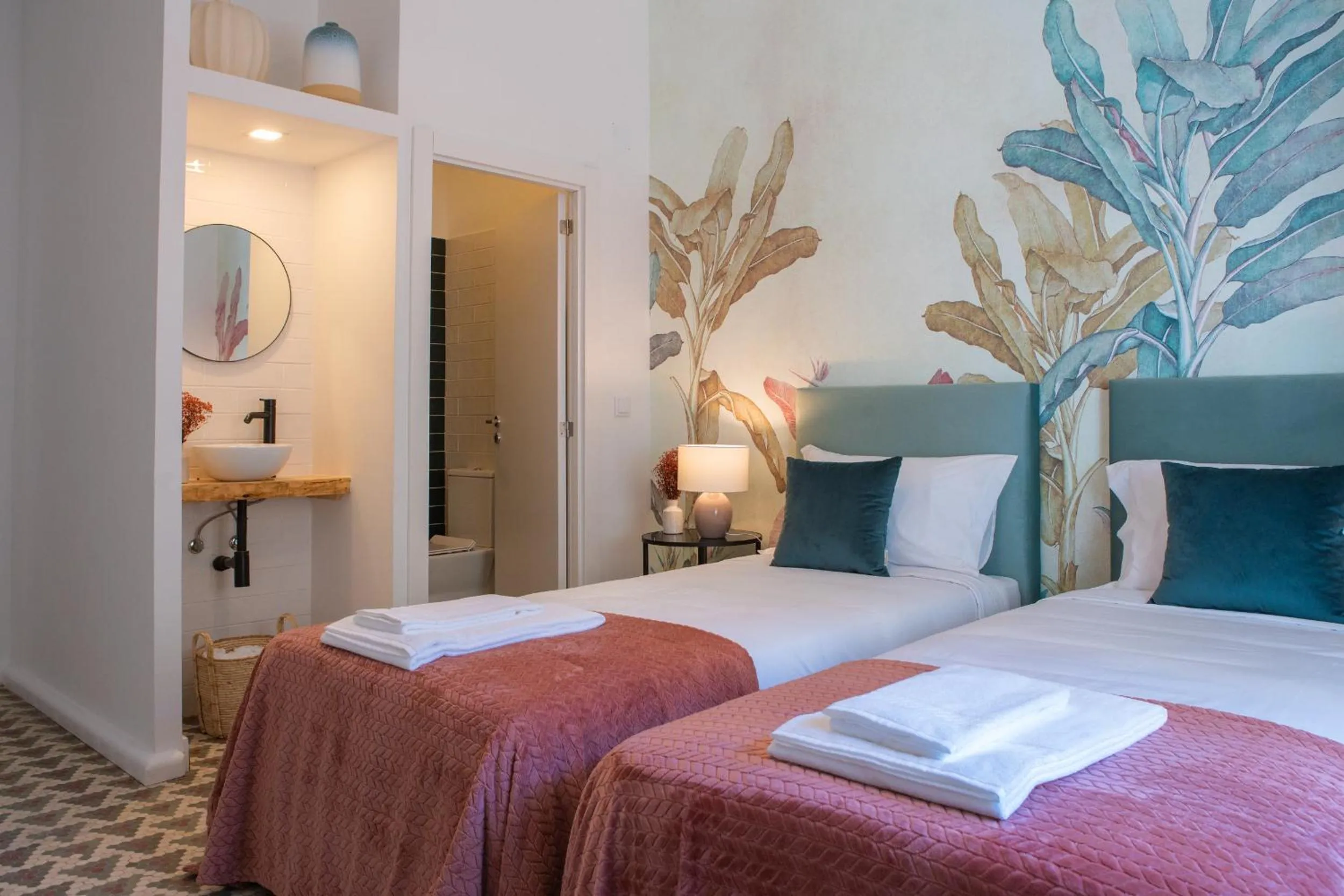 Photo of the whole room, Bed in Succeed Campo Pequeno Suites