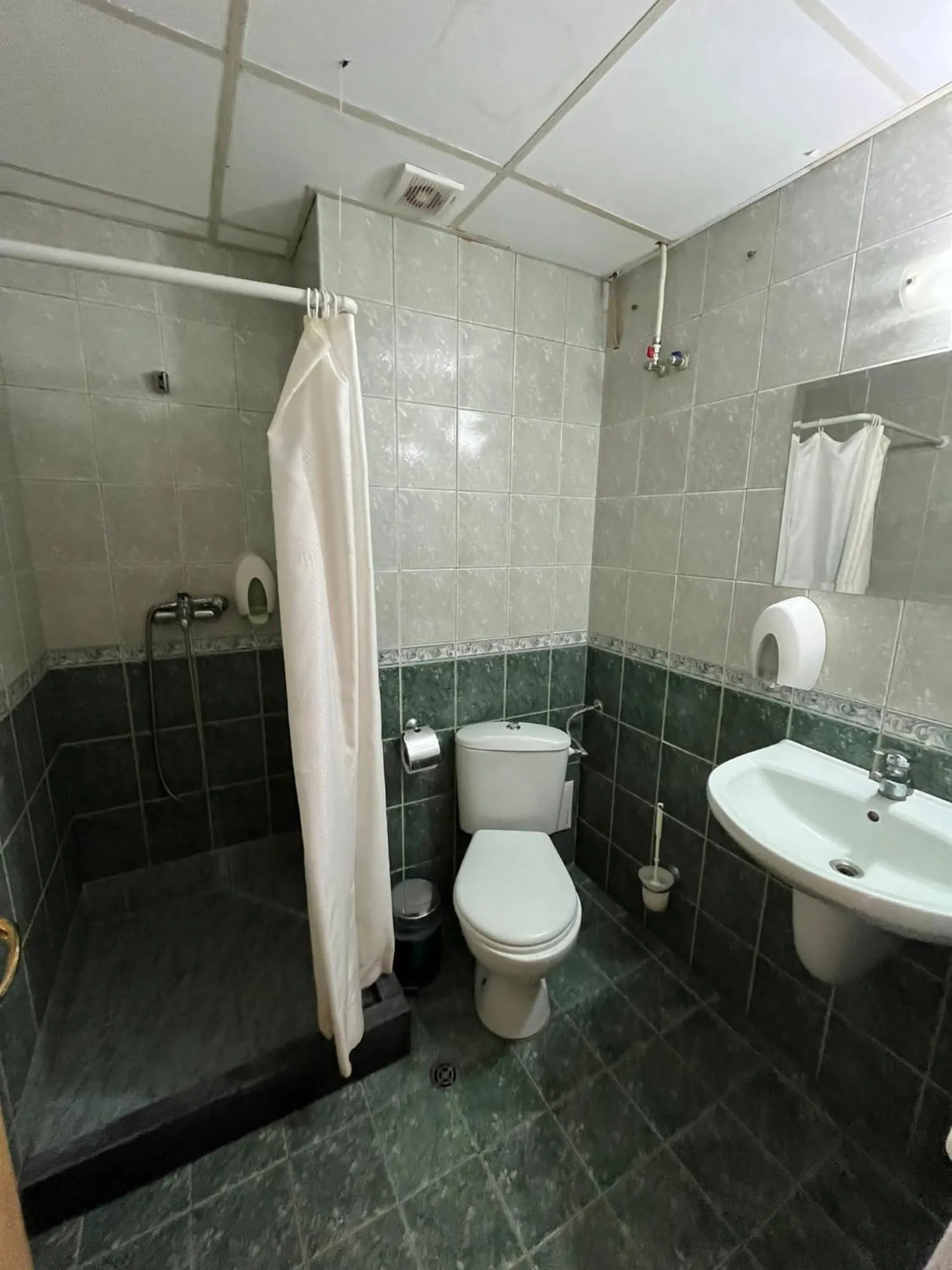 Shower in HOTEL KREDO