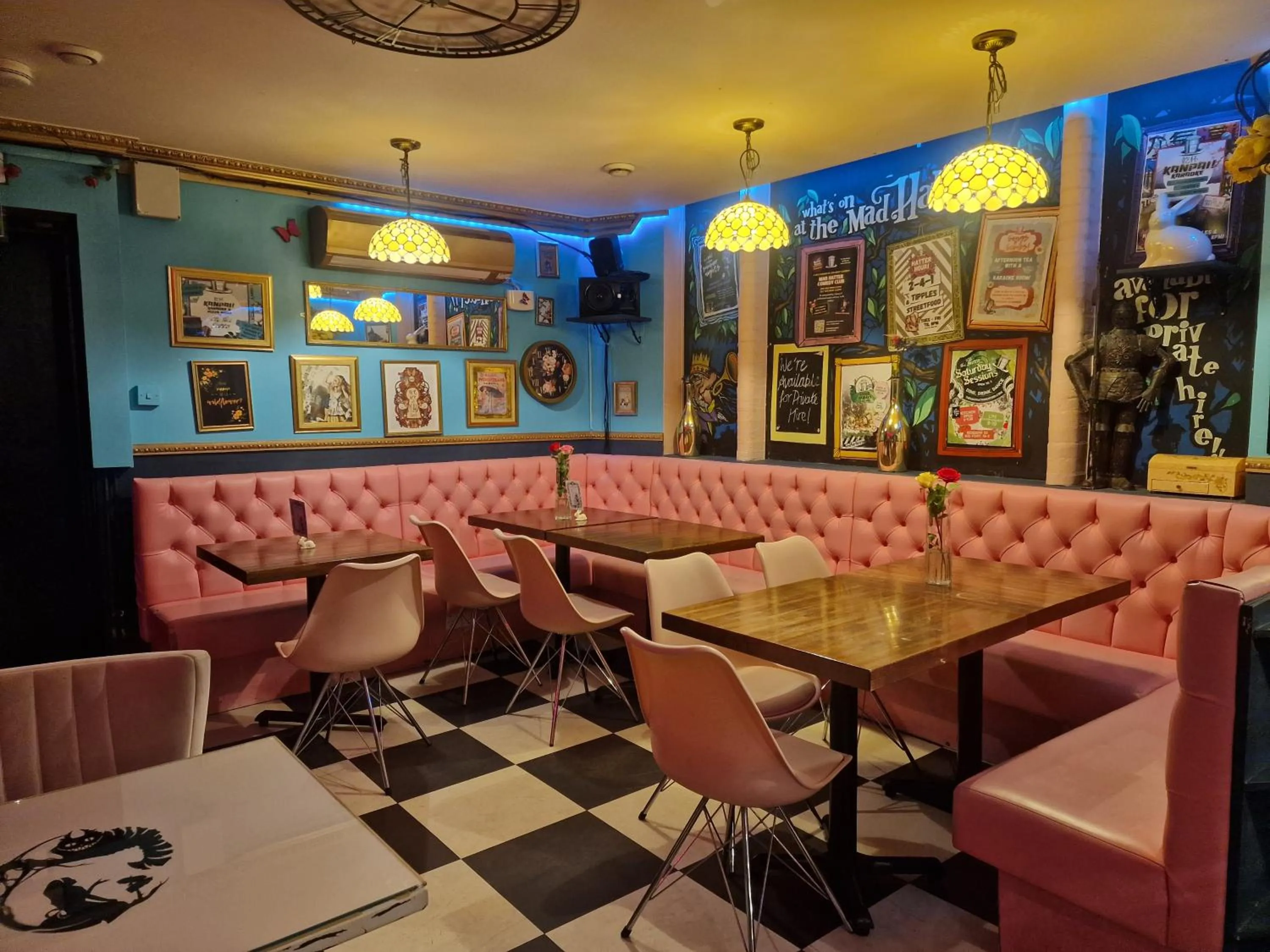 Lounge or bar in The Mad Hatter's Guestrooms