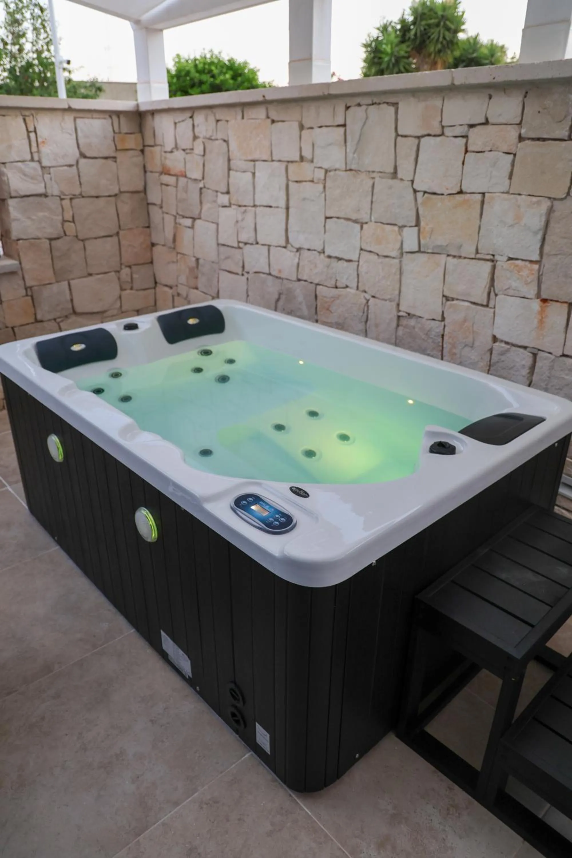 Hot Tub in Hotel Mhami