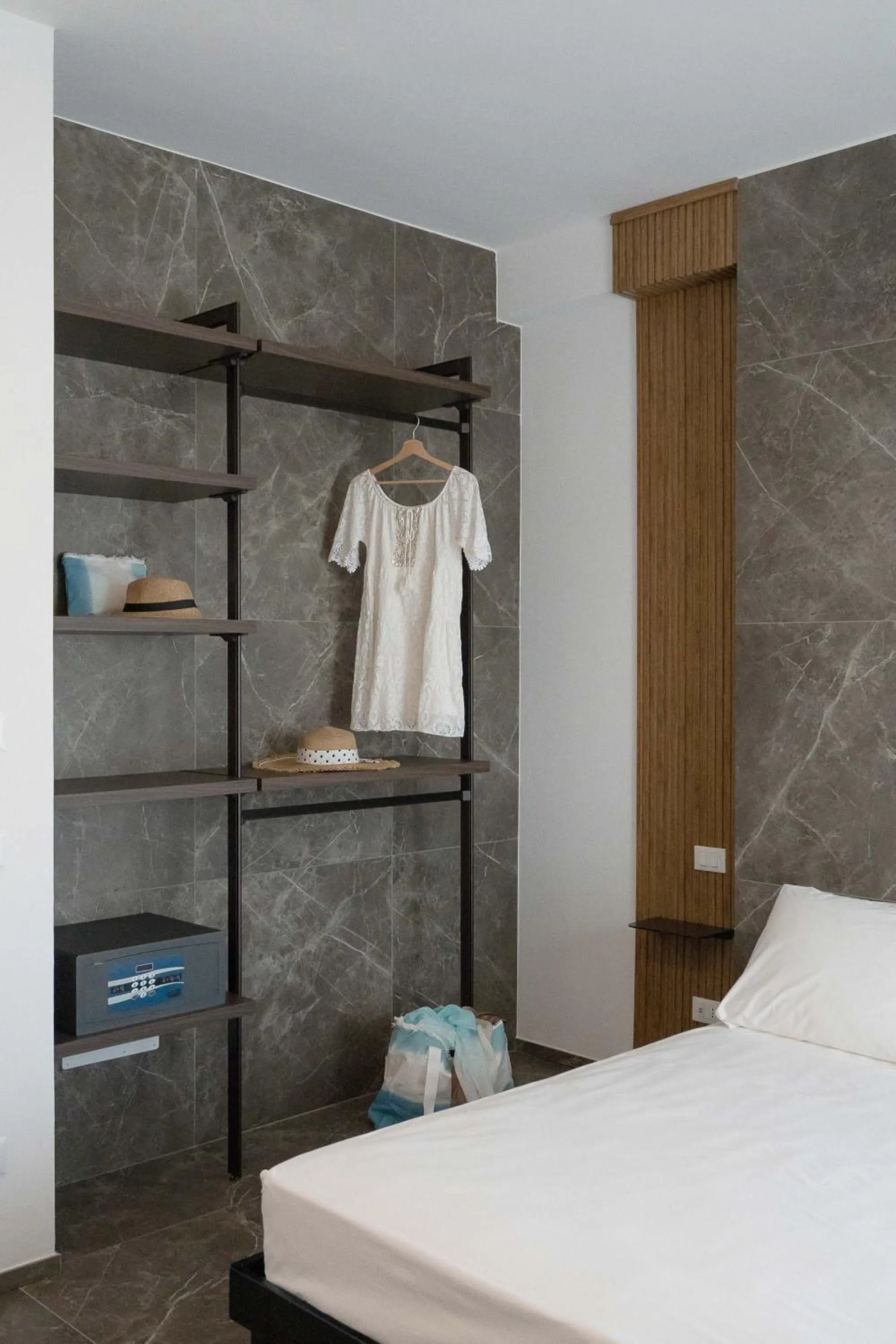 wardrobe, Bed in Hotel Mhami