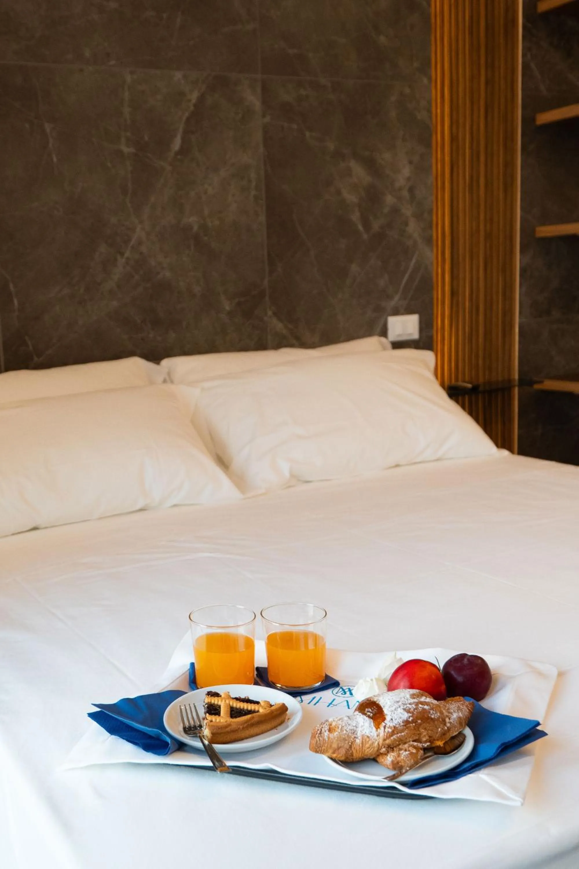 Food and drinks, Bed in Hotel Mhami