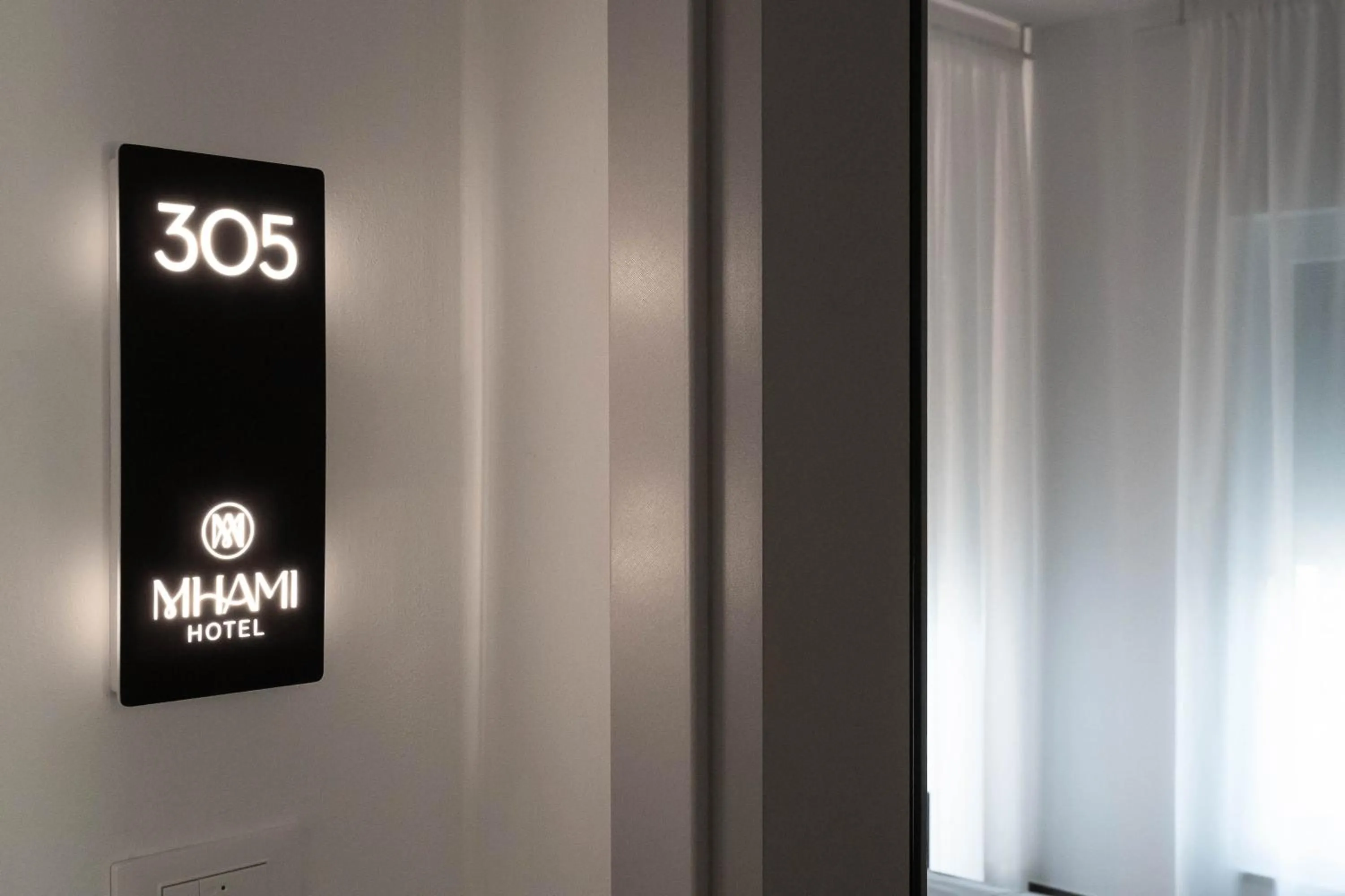 Text overlay in Hotel Mhami